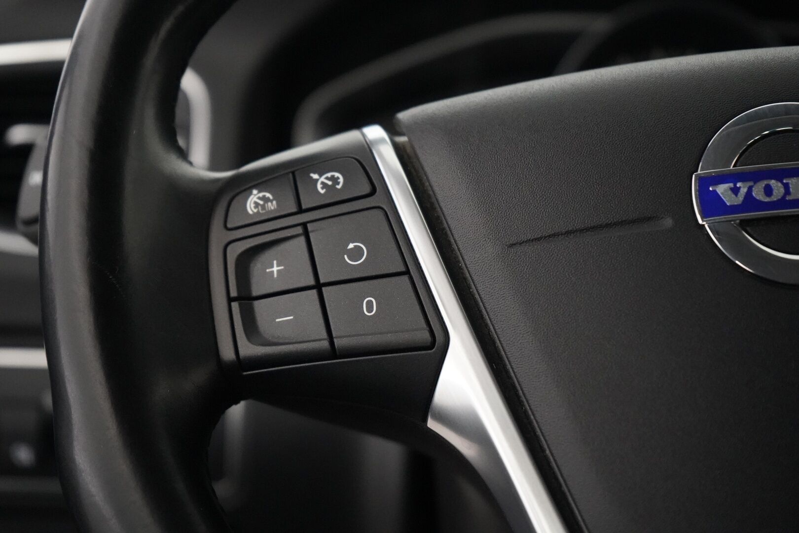 Volvo S60 2014 T3 Summum *Lohkolämmitin / Koukku / Tutkat / Xenon / Kuljettajan muistipenkki* - Suomi-auto / Kahdet OEM vanteet / Viimeisin huolto 145tkm