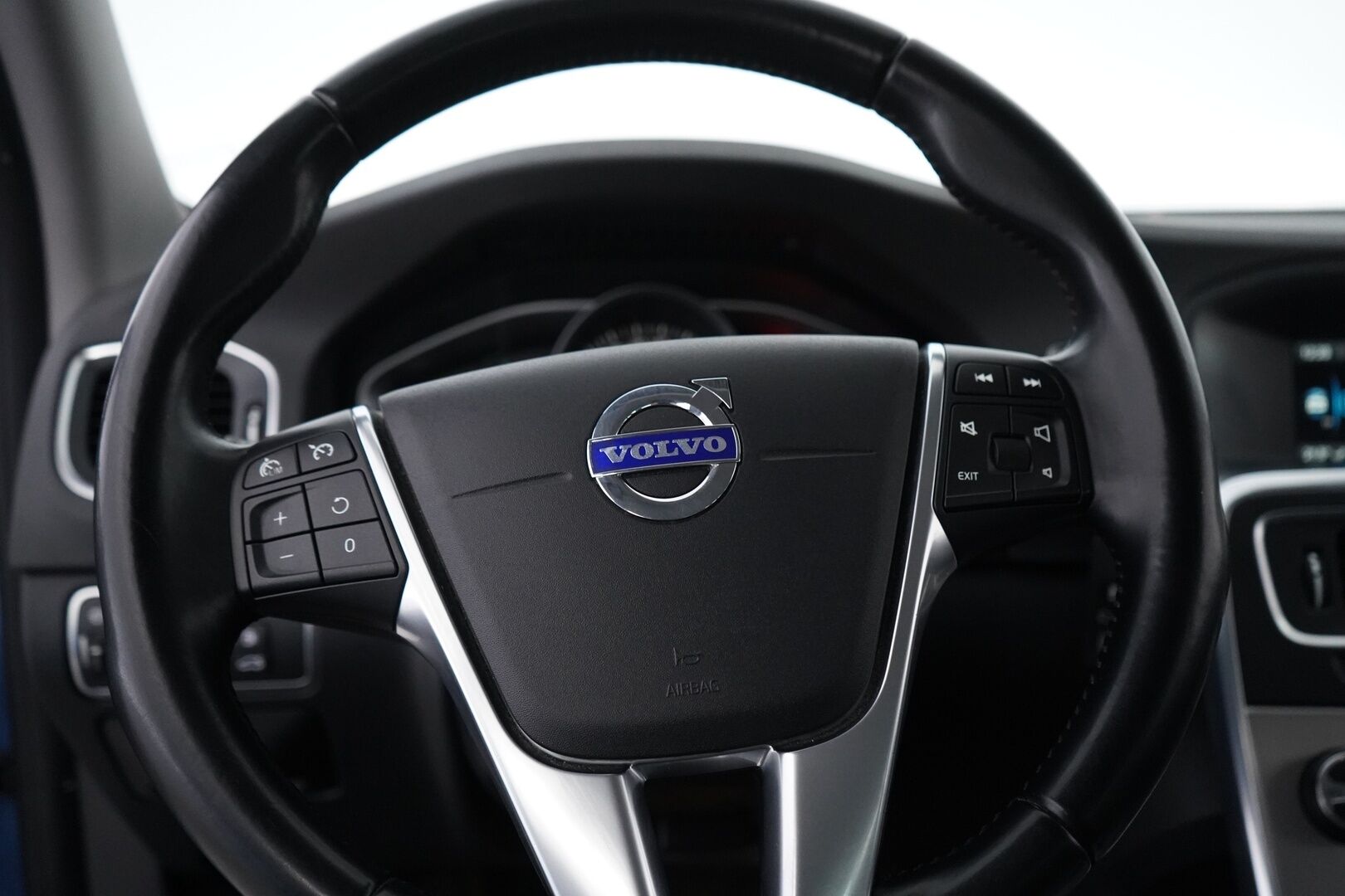 Volvo S60 2014 T3 Summum *Lohkolämmitin / Koukku / Tutkat / Xenon / Kuljettajan muistipenkki* - Suomi-auto / Kahdet OEM vanteet / Viimeisin huolto 145tkm