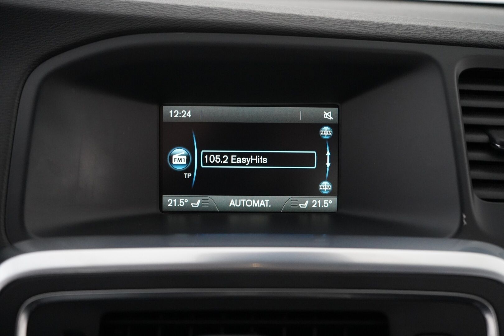 Volvo S60 2014 T3 Summum *Lohkolämmitin / Koukku / Tutkat / Xenon / Kuljettajan muistipenkki* - Suomi-auto / Kahdet OEM vanteet / Viimeisin huolto 145tkm