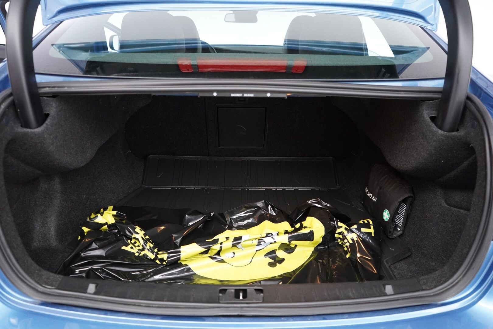 Volvo S60 2014 T3 Summum *Lohkolämmitin / Koukku / Tutkat / Xenon / Kuljettajan muistipenkki* - Suomi-auto / Kahdet OEM vanteet / Viimeisin huolto 145tkm