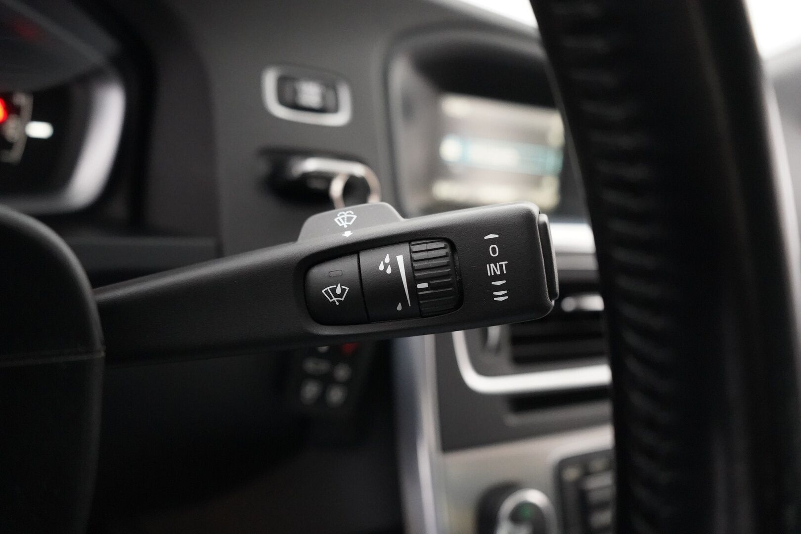 Volvo S60 2014 T3 Summum *Lohkolämmitin / Koukku / Tutkat / Xenon / Kuljettajan muistipenkki* - Suomi-auto / Kahdet OEM vanteet / Viimeisin huolto 145tkm