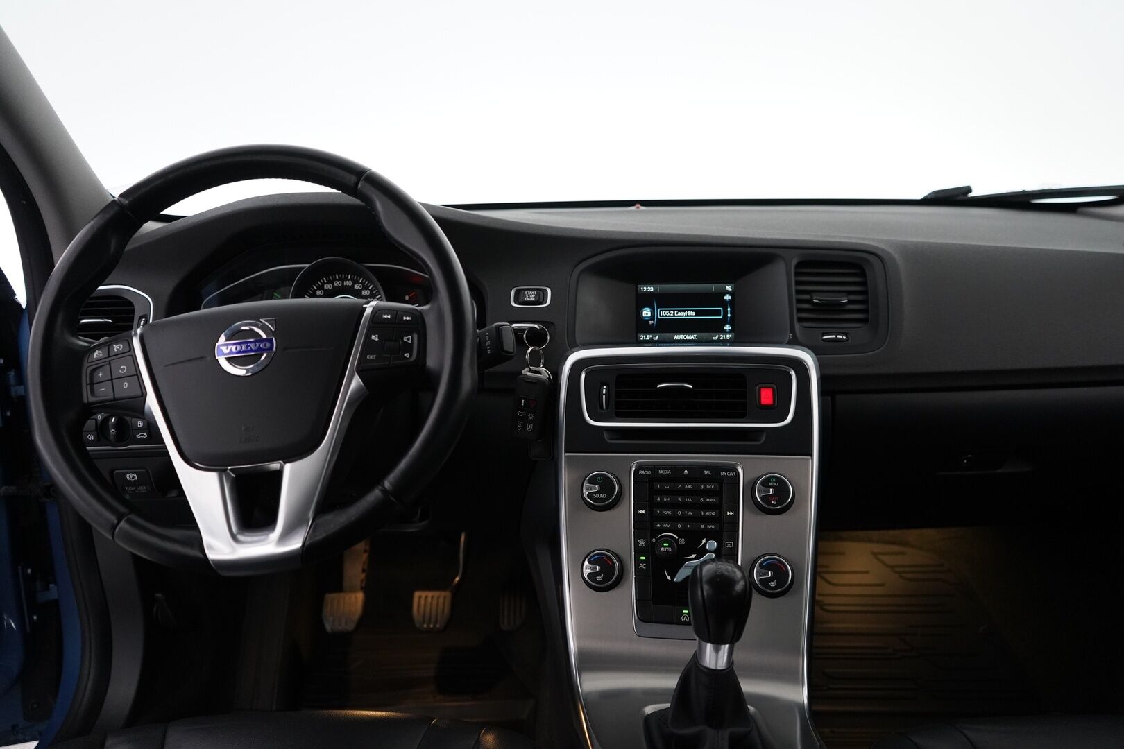 Volvo S60 2014 T3 Summum *Lohkolämmitin / Koukku / Tutkat / Xenon / Kuljettajan muistipenkki* - Suomi-auto / Kahdet OEM vanteet / Viimeisin huolto 145tkm