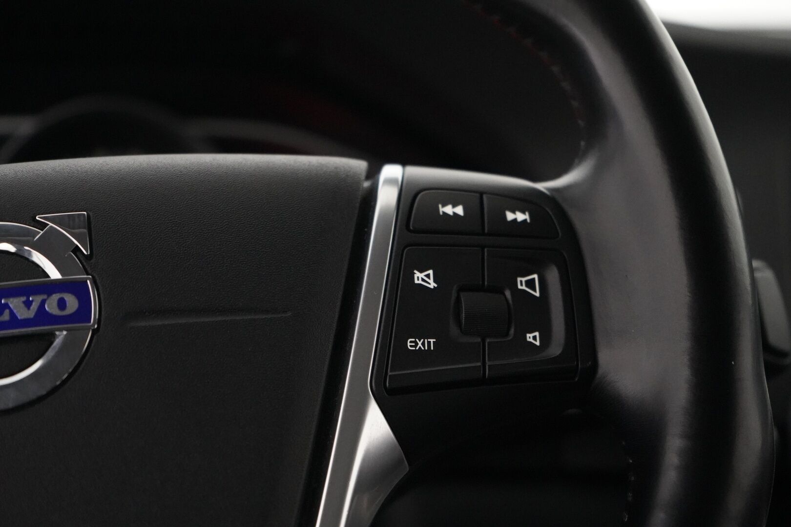 Volvo S60 2014 T3 Summum *Lohkolämmitin / Koukku / Tutkat / Xenon / Kuljettajan muistipenkki* - Suomi-auto / Kahdet OEM vanteet / Viimeisin huolto 145tkm