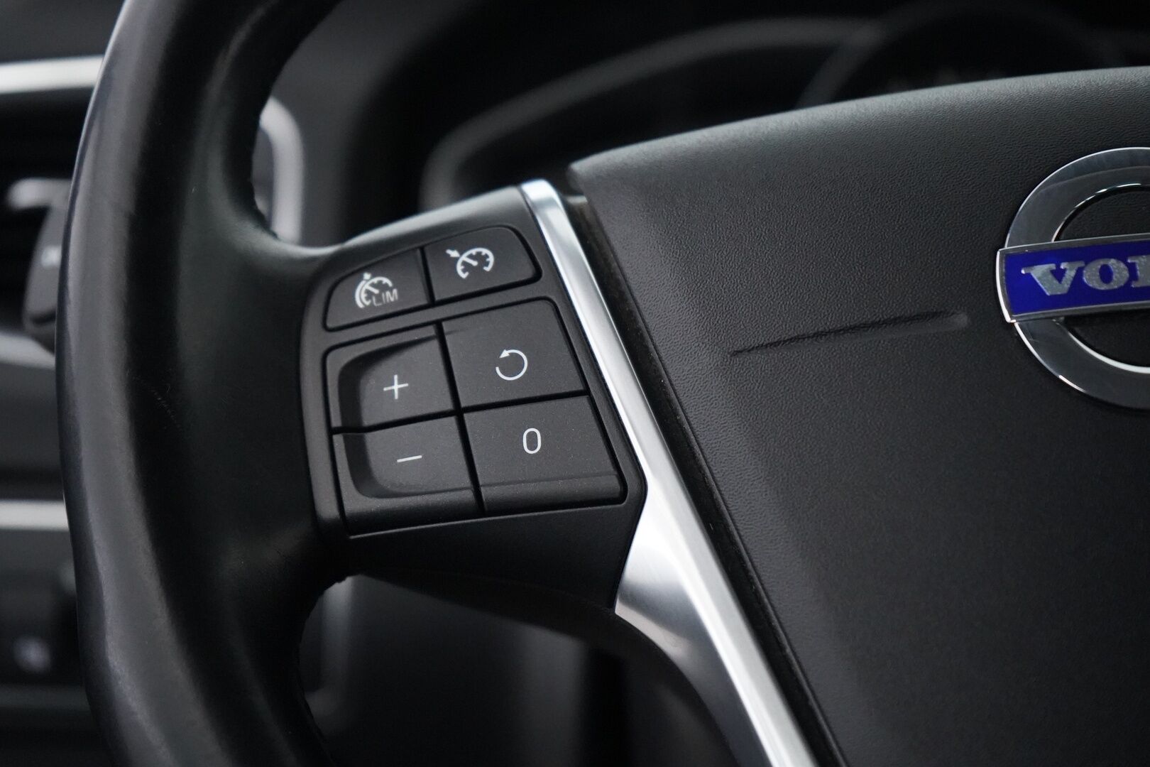 Volvo S60 2014 T3 Summum *Lohkolämmitin / Koukku / Tutkat / Xenon / Kuljettajan muistipenkki* - Suomi-auto / Kahdet OEM vanteet / Viimeisin huolto 145tkm