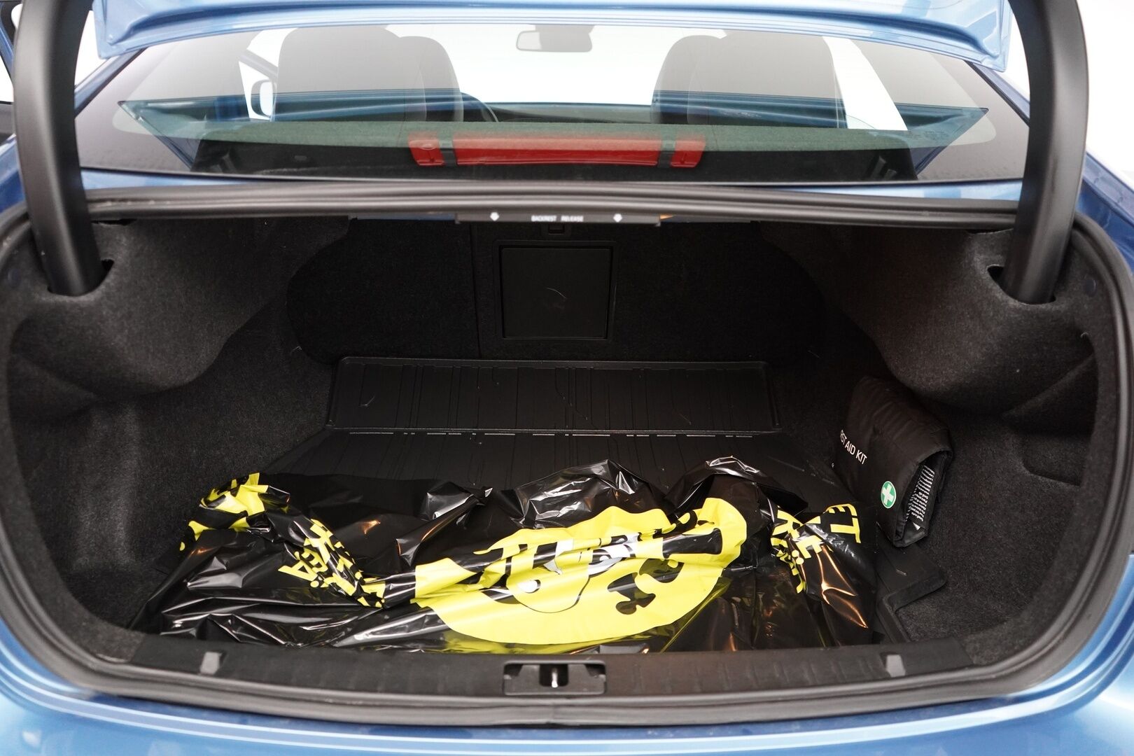 Volvo S60 2014 T3 Summum *Lohkolämmitin / Koukku / Tutkat / Xenon / Kuljettajan muistipenkki* - Suomi-auto / Kahdet OEM vanteet / Viimeisin huolto 145tkm