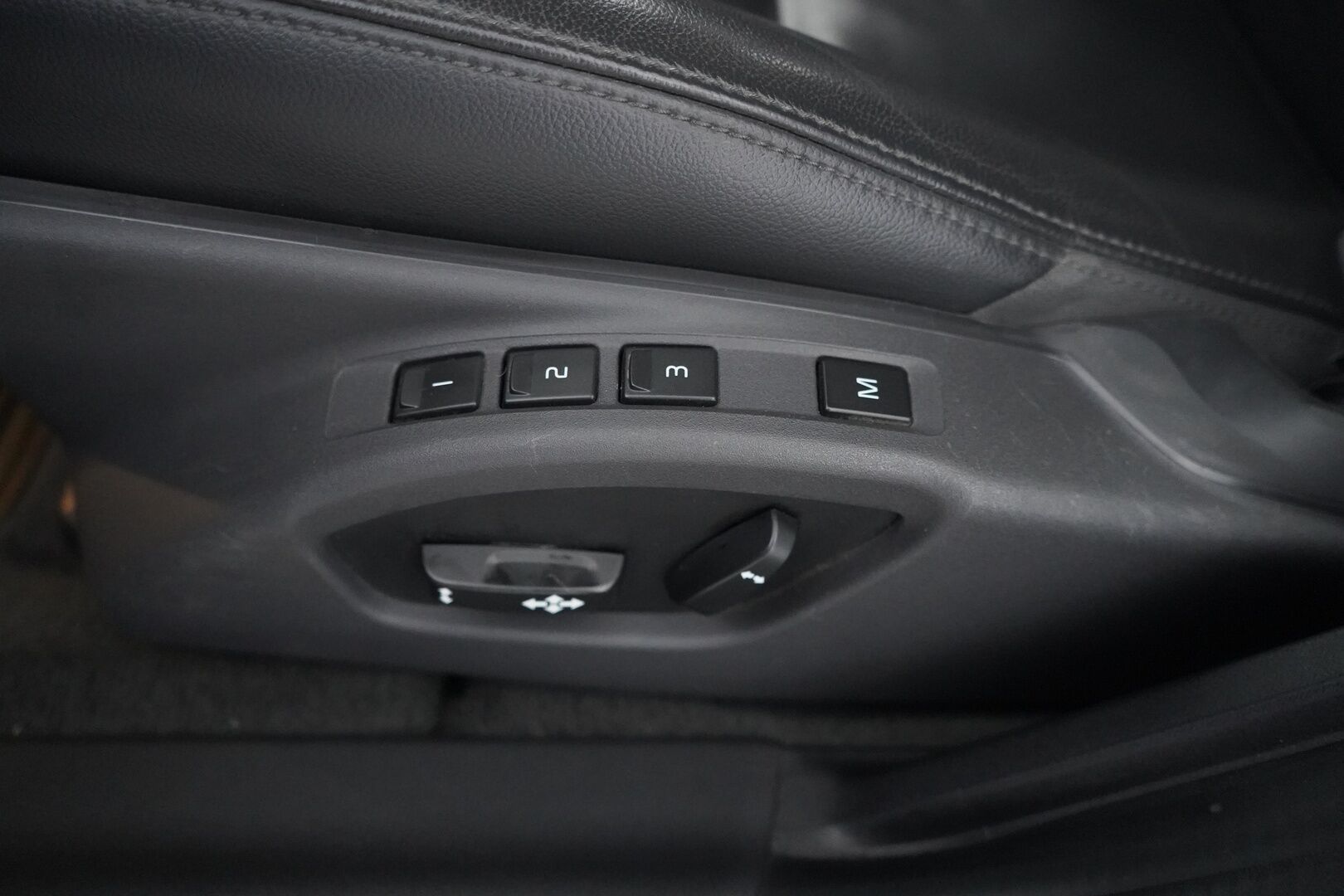 Volvo S60 2014 T3 Summum *Lohkolämmitin / Koukku / Tutkat / Xenon / Kuljettajan muistipenkki* - Suomi-auto / Kahdet OEM vanteet / Viimeisin huolto 145tkm