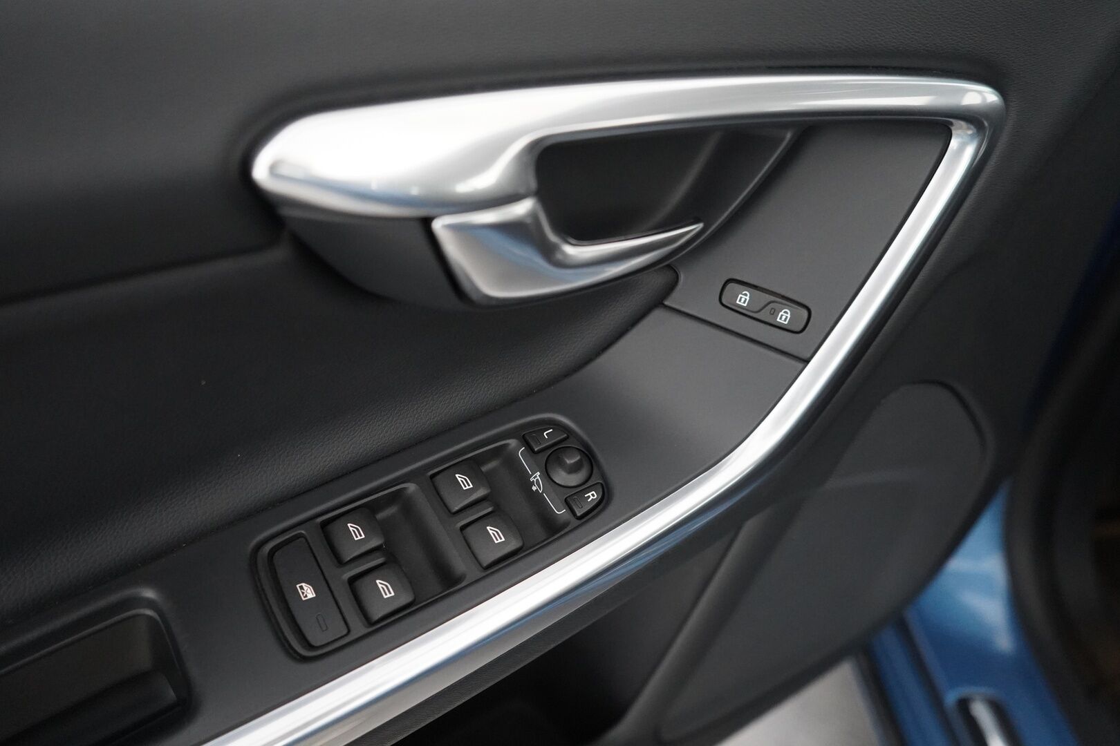 Volvo S60 2014 T3 Summum *Lohkolämmitin / Koukku / Tutkat / Xenon / Kuljettajan muistipenkki* - Suomi-auto / Kahdet OEM vanteet / Viimeisin huolto 145tkm