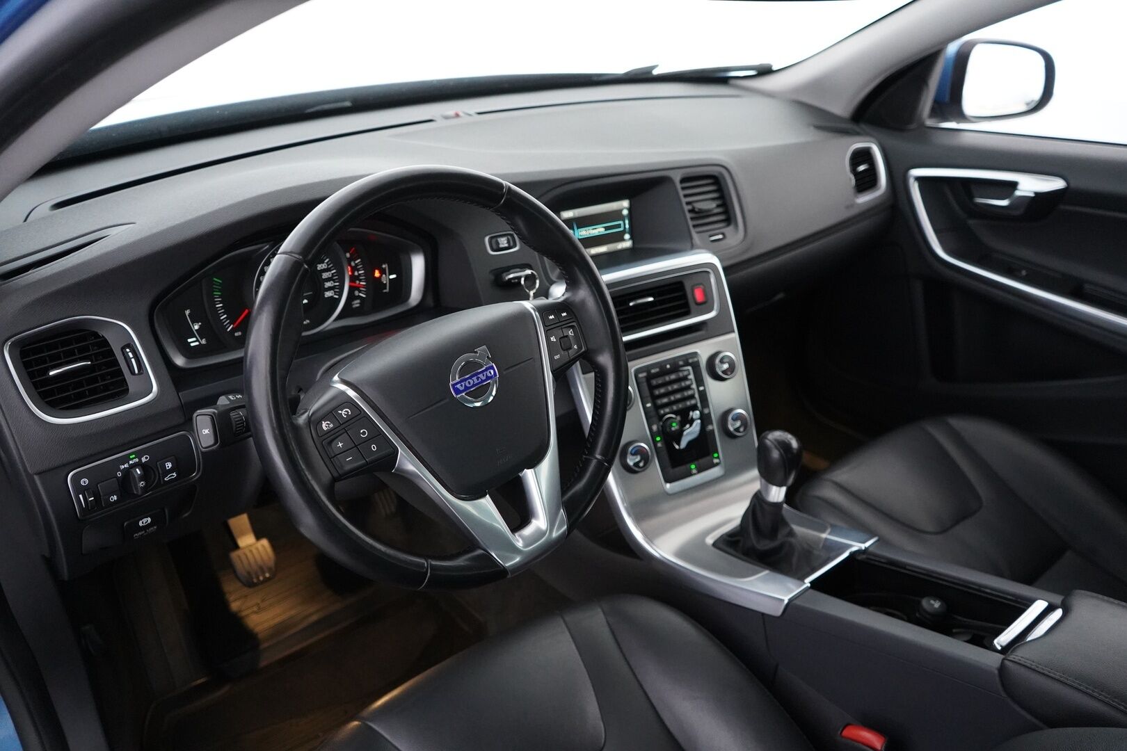 Volvo S60 2014 T3 Summum *Lohkolämmitin / Koukku / Tutkat / Xenon / Kuljettajan muistipenkki* - Suomi-auto / Kahdet OEM vanteet / Viimeisin huolto 145tkm