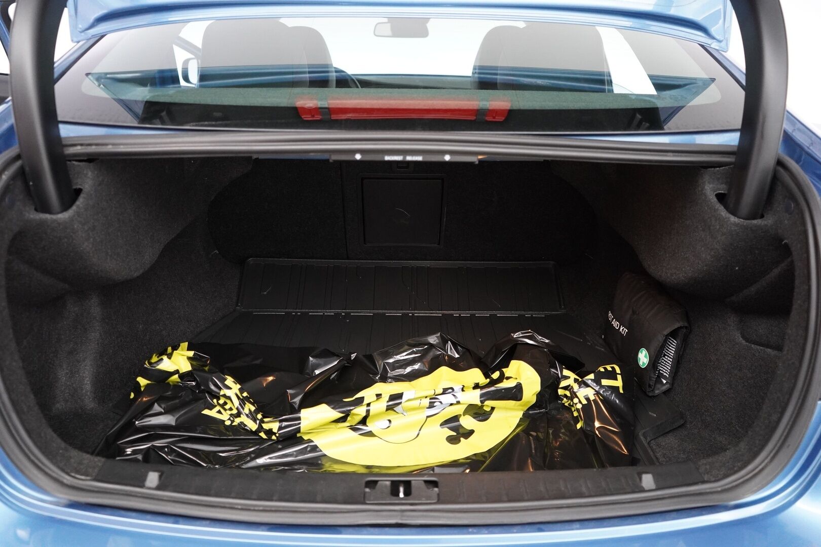 Volvo S60 2014 T3 Summum *Lohkolämmitin / Koukku / Tutkat / Xenon / Kuljettajan muistipenkki* - Suomi-auto / Kahdet OEM vanteet / Viimeisin huolto 145tkm