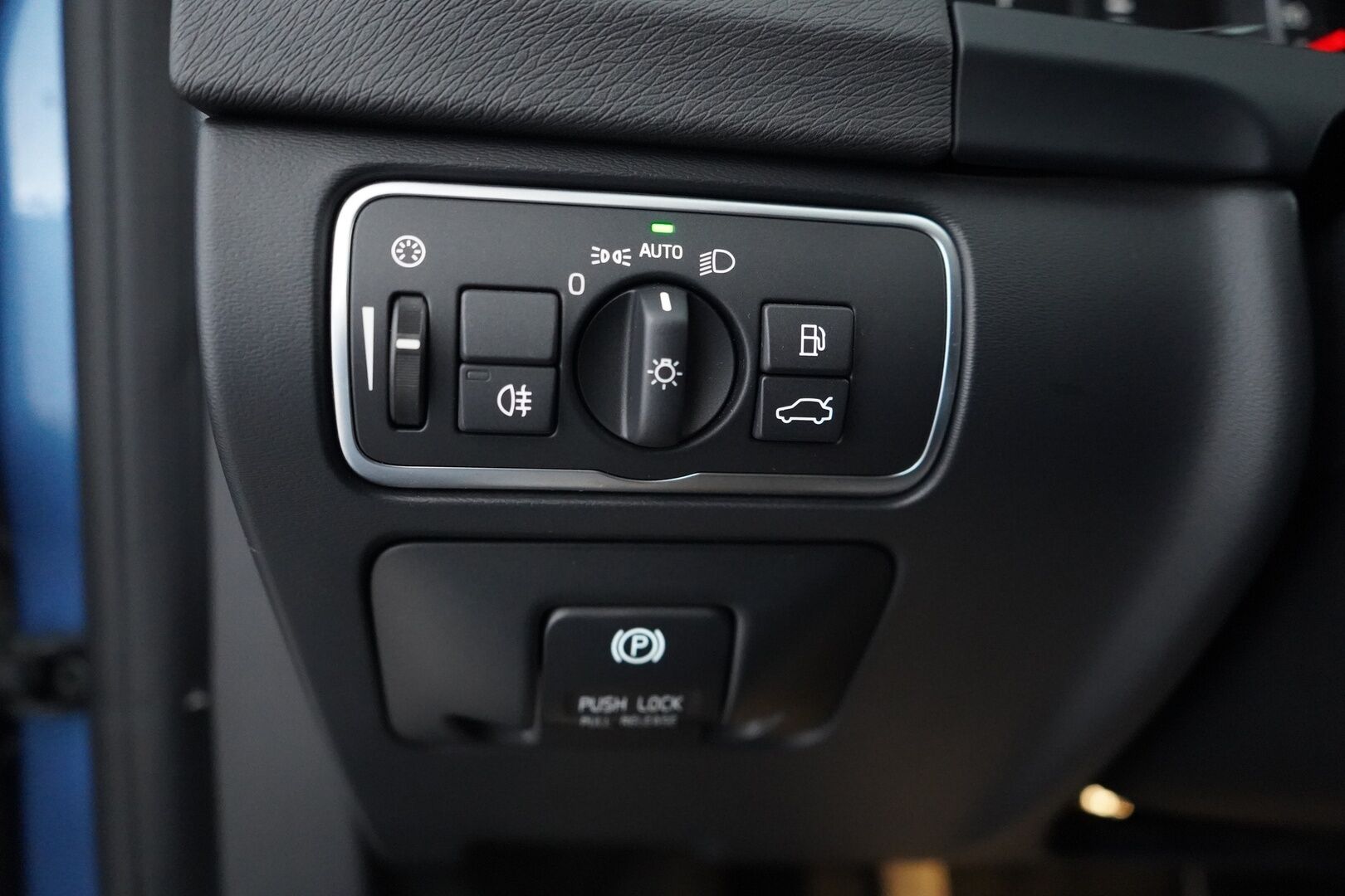 Volvo S60 2014 T3 Summum *Lohkolämmitin / Koukku / Tutkat / Xenon / Kuljettajan muistipenkki* - Suomi-auto / Kahdet OEM vanteet / Viimeisin huolto 145tkm