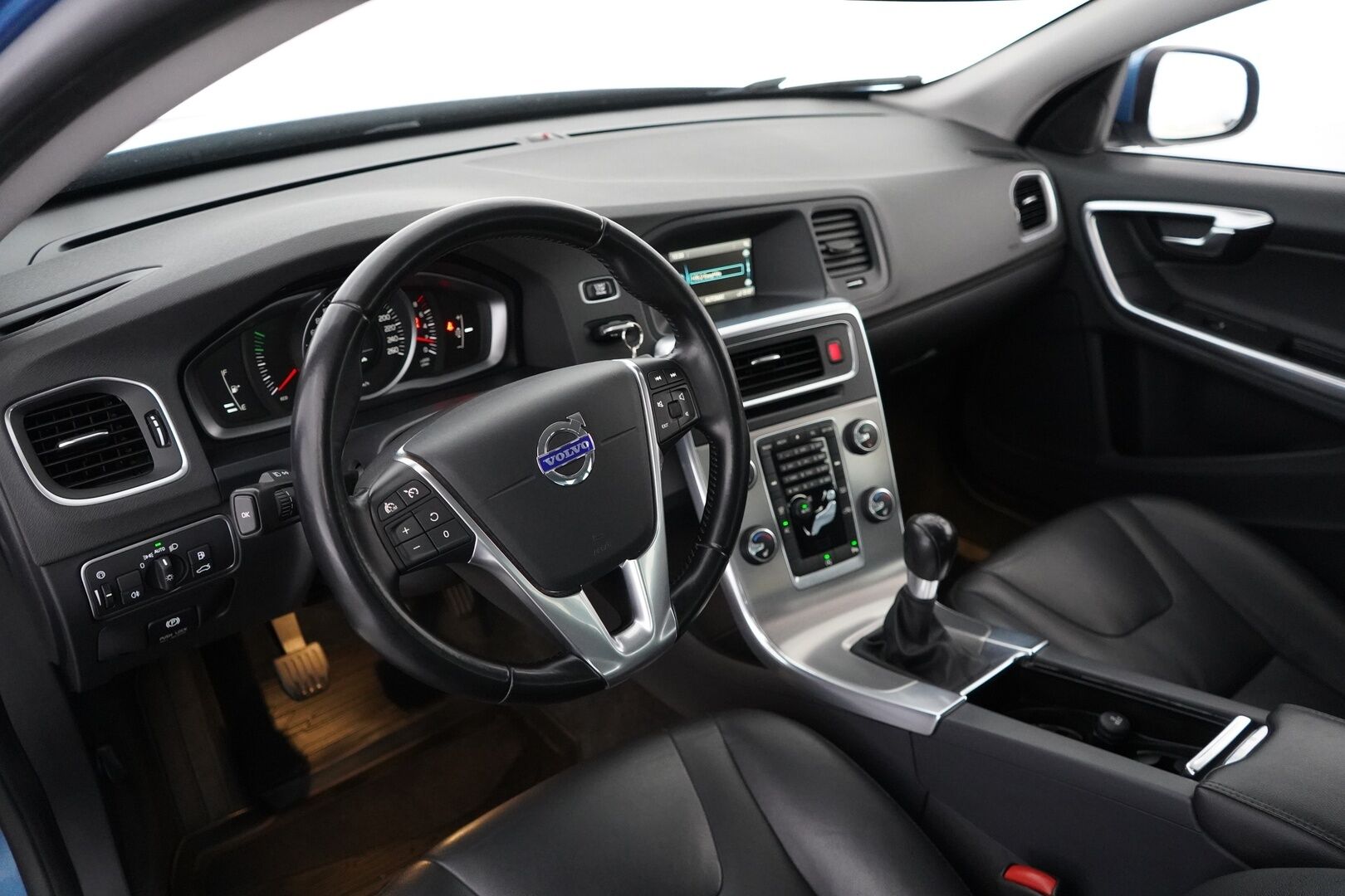 Volvo S60 2014 T3 Summum *Lohkolämmitin / Koukku / Tutkat / Xenon / Kuljettajan muistipenkki* - Suomi-auto / Kahdet OEM vanteet / Viimeisin huolto 145tkm