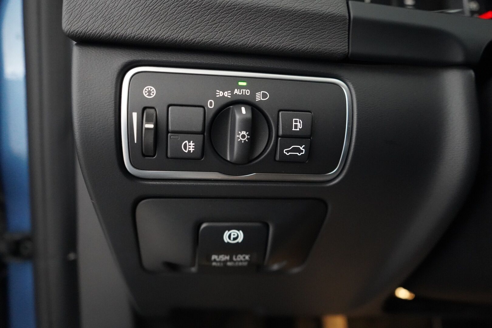 Volvo S60 2014 T3 Summum *Lohkolämmitin / Koukku / Tutkat / Xenon / Kuljettajan muistipenkki* - Suomi-auto / Kahdet OEM vanteet / Viimeisin huolto 145tkm