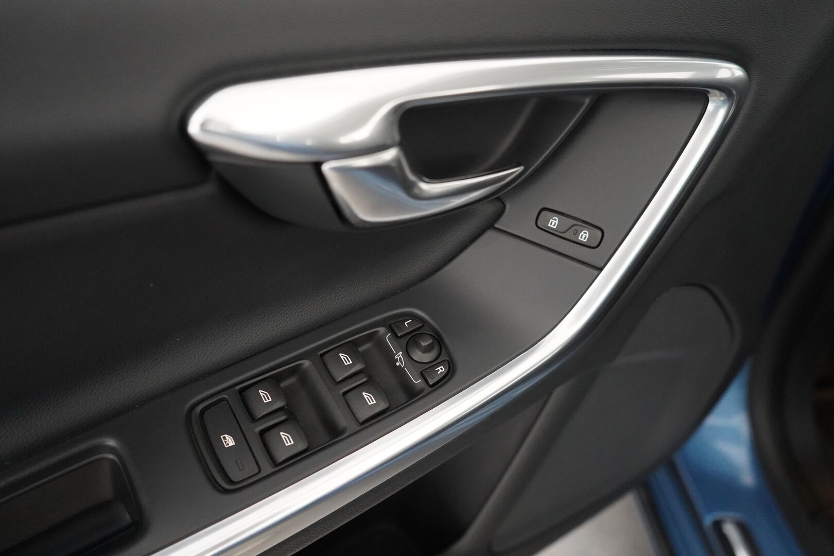 Volvo S60 2014 T3 Summum *Lohkolämmitin / Koukku / Tutkat / Xenon / Kuljettajan muistipenkki* - Suomi-auto / Kahdet OEM vanteet / Viimeisin huolto 145tkm