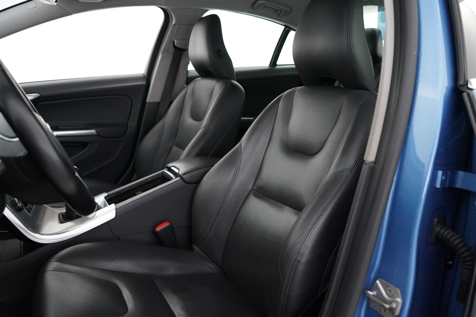 Volvo S60 2014 T3 Summum *Lohkolämmitin / Koukku / Tutkat / Xenon / Kuljettajan muistipenkki* - Suomi-auto / Kahdet OEM vanteet / Viimeisin huolto 145tkm