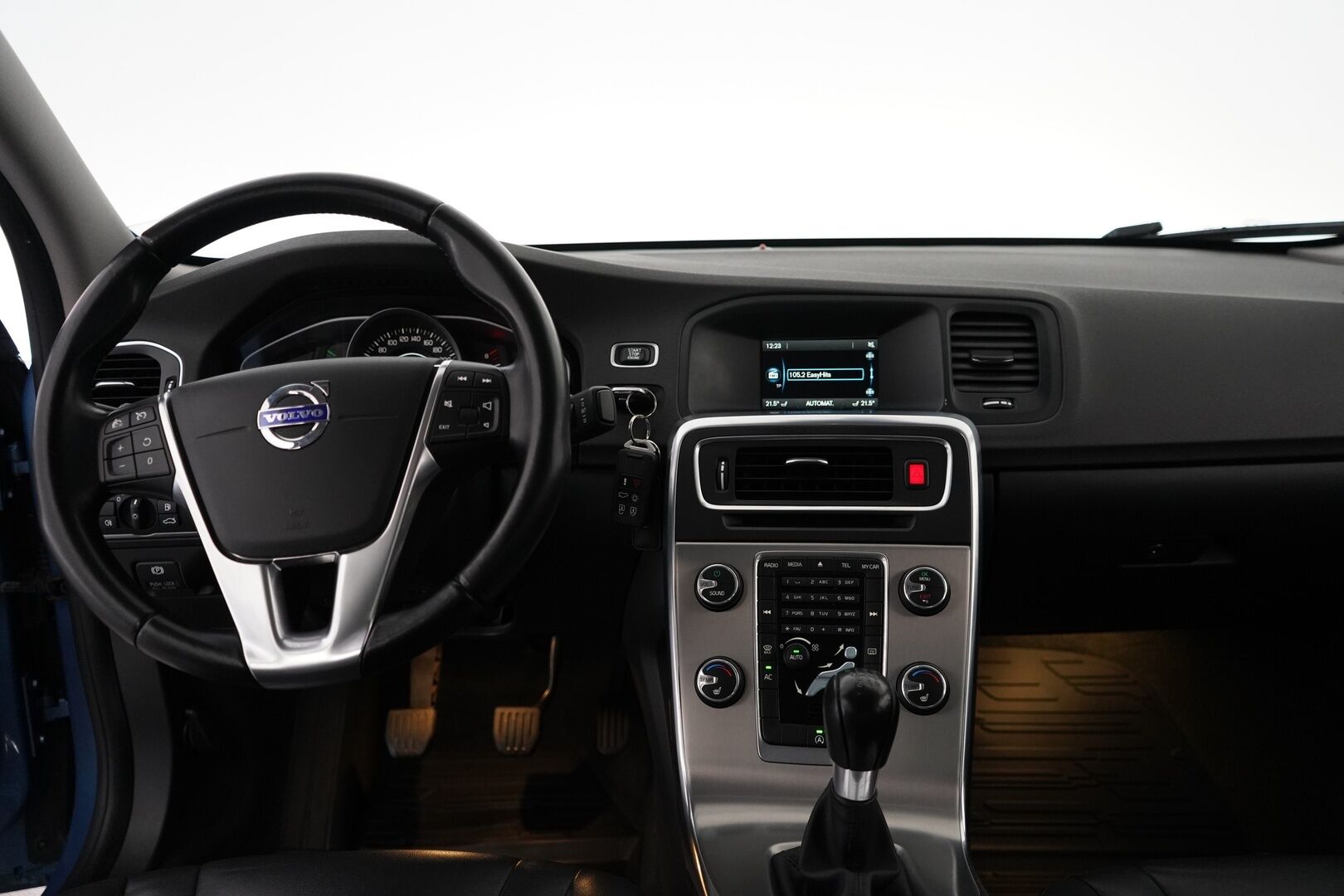 Volvo S60 2014 T3 Summum *Lohkolämmitin / Koukku / Tutkat / Xenon / Kuljettajan muistipenkki* - Suomi-auto / Kahdet OEM vanteet / Viimeisin huolto 145tkm