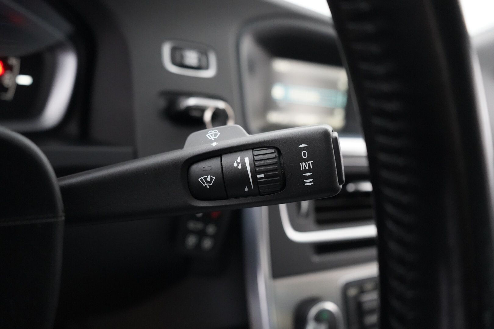 Volvo S60 2014 T3 Summum *Lohkolämmitin / Koukku / Tutkat / Xenon / Kuljettajan muistipenkki* - Suomi-auto / Kahdet OEM vanteet / Viimeisin huolto 145tkm