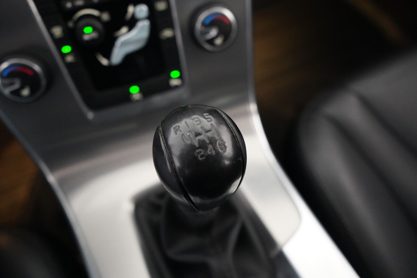 Volvo S60 2014 T3 Summum *Lohkolämmitin / Koukku / Tutkat / Xenon / Kuljettajan muistipenkki* - Suomi-auto / Kahdet OEM vanteet / Viimeisin huolto 145tkm