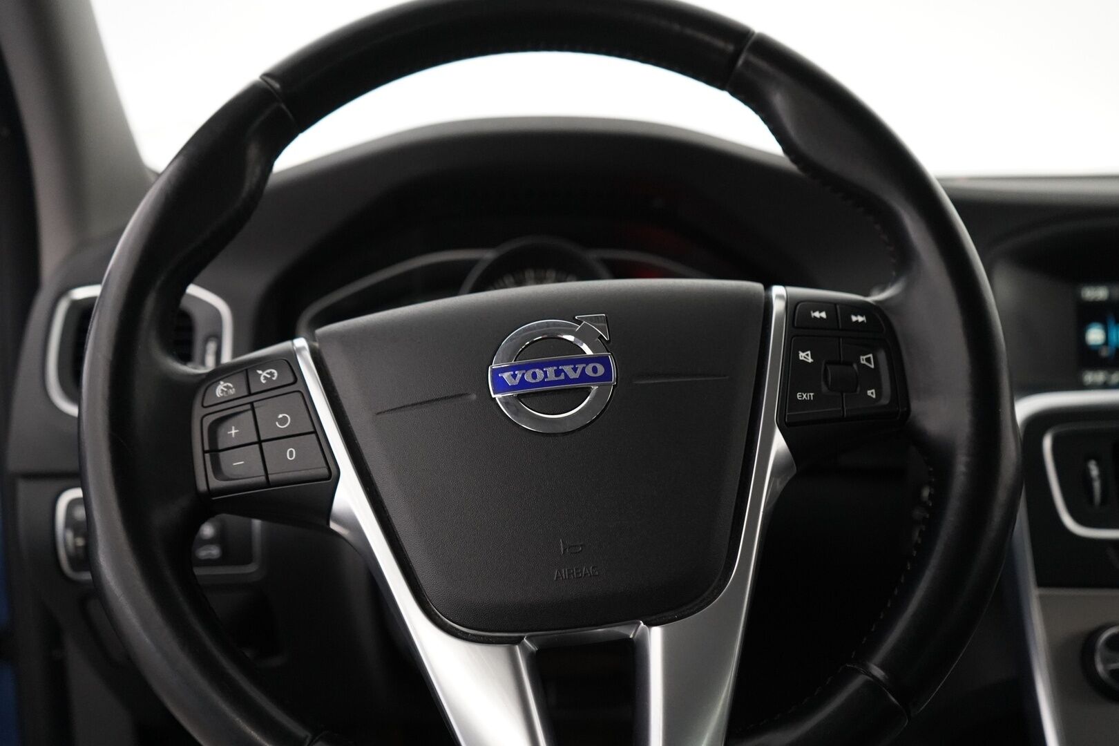 Volvo S60 2014 T3 Summum *Lohkolämmitin / Koukku / Tutkat / Xenon / Kuljettajan muistipenkki* - Suomi-auto / Kahdet OEM vanteet / Viimeisin huolto 145tkm