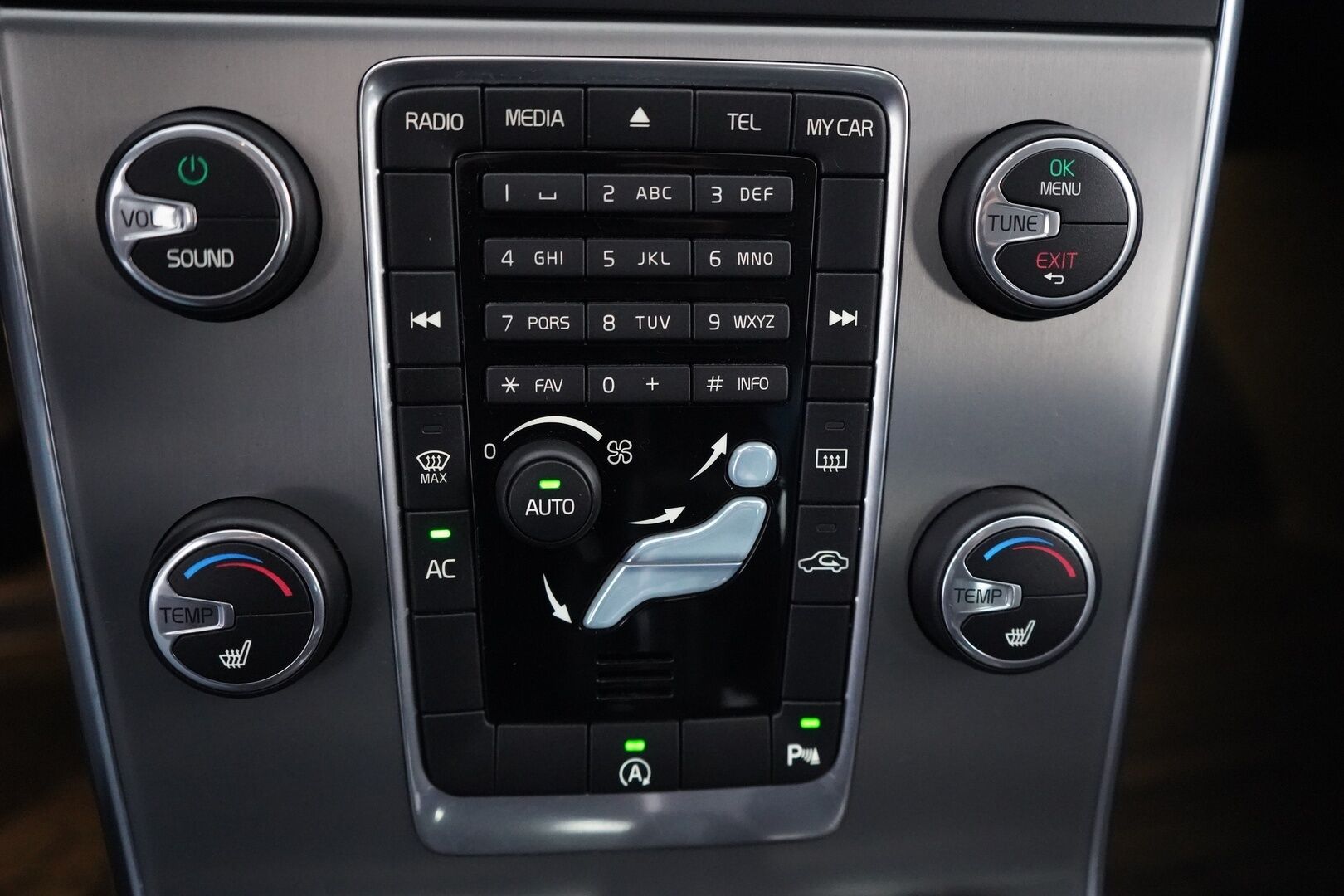 Volvo S60 2014 T3 Summum *Lohkolämmitin / Koukku / Tutkat / Xenon / Kuljettajan muistipenkki* - Suomi-auto / Kahdet OEM vanteet / Viimeisin huolto 145tkm