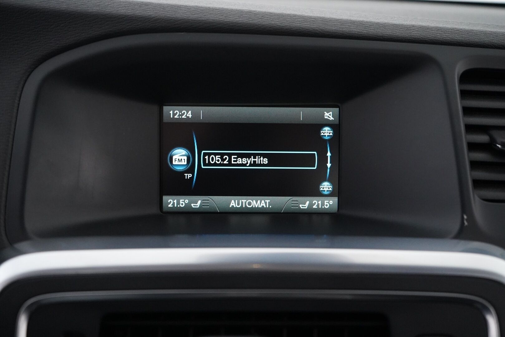 Volvo S60 2014 T3 Summum *Lohkolämmitin / Koukku / Tutkat / Xenon / Kuljettajan muistipenkki* - Suomi-auto / Kahdet OEM vanteet / Viimeisin huolto 145tkm