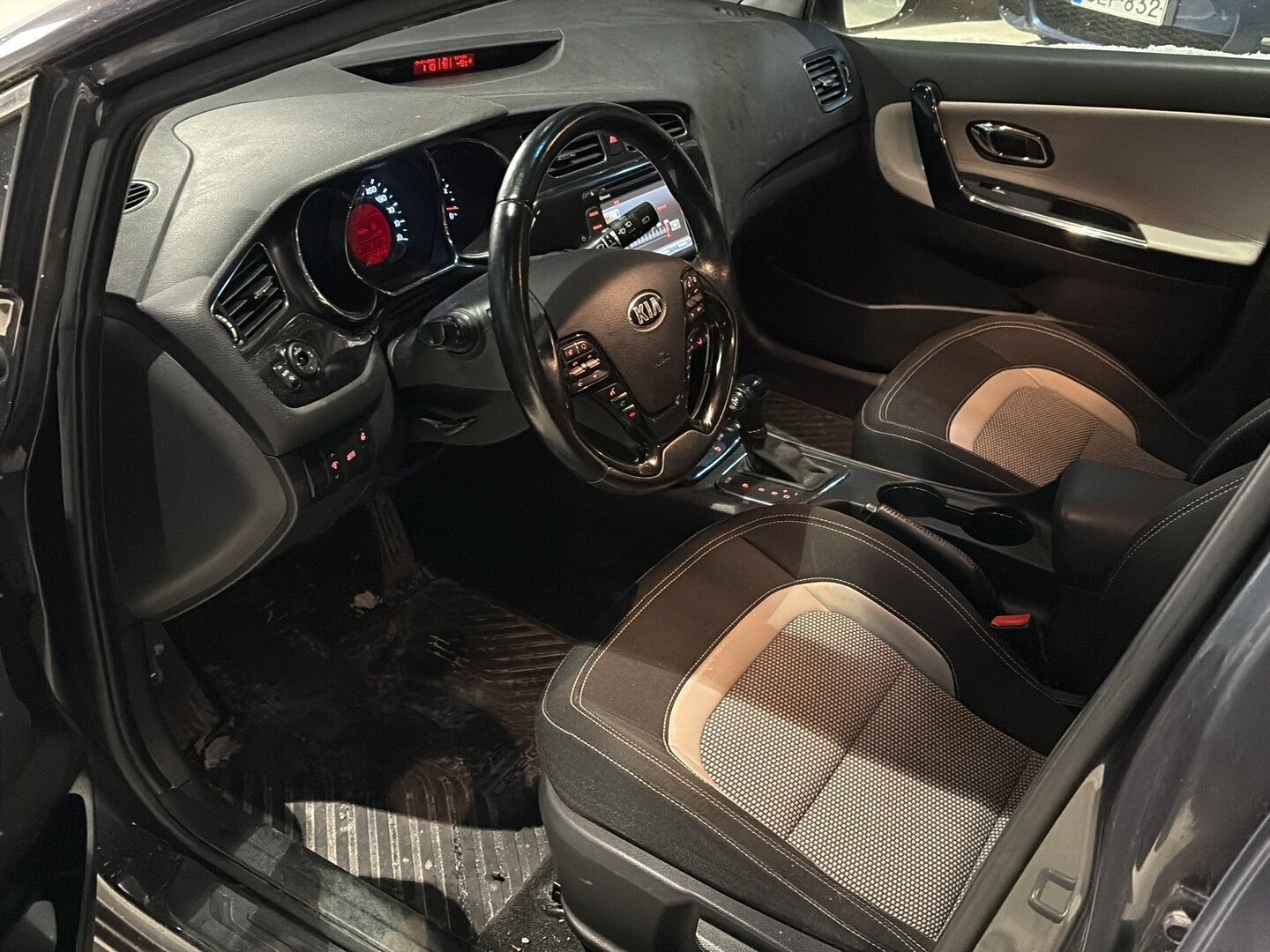 Kia cee'd 2014 1,6 FIFA World Cup Edition SW A/T * Suomiauto / Vetokoukku / Peruutuskamera / Xenon / Navi / Lohko & Sisäpistoke - 2x Fiksut renkaat / Ketjukone / Juuri tullut Tampereelle!