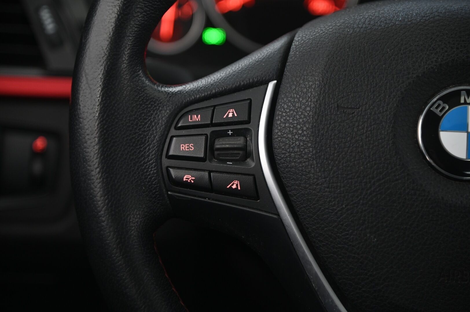 BMW 320 2014 F30 Sedan 320d TwinPower Turbo A xDrive Business *ACC/ Lasikattoluukku / Hifit / Koukku / P-kamera* - Juuri tullut / 2x vanteet ja renkaat / Suomi-auto*