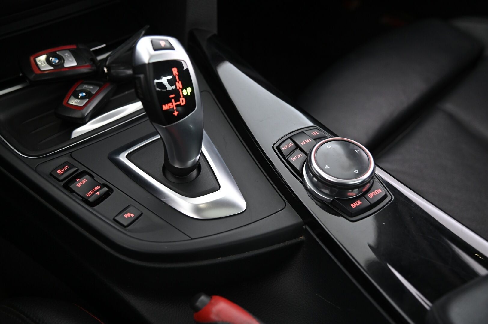 BMW 320 2014 F30 Sedan 320d TwinPower Turbo A xDrive Business *ACC/ Lasikattoluukku / Hifit / Koukku / P-kamera* - Juuri tullut / 2x vanteet ja renkaat / Suomi-auto*