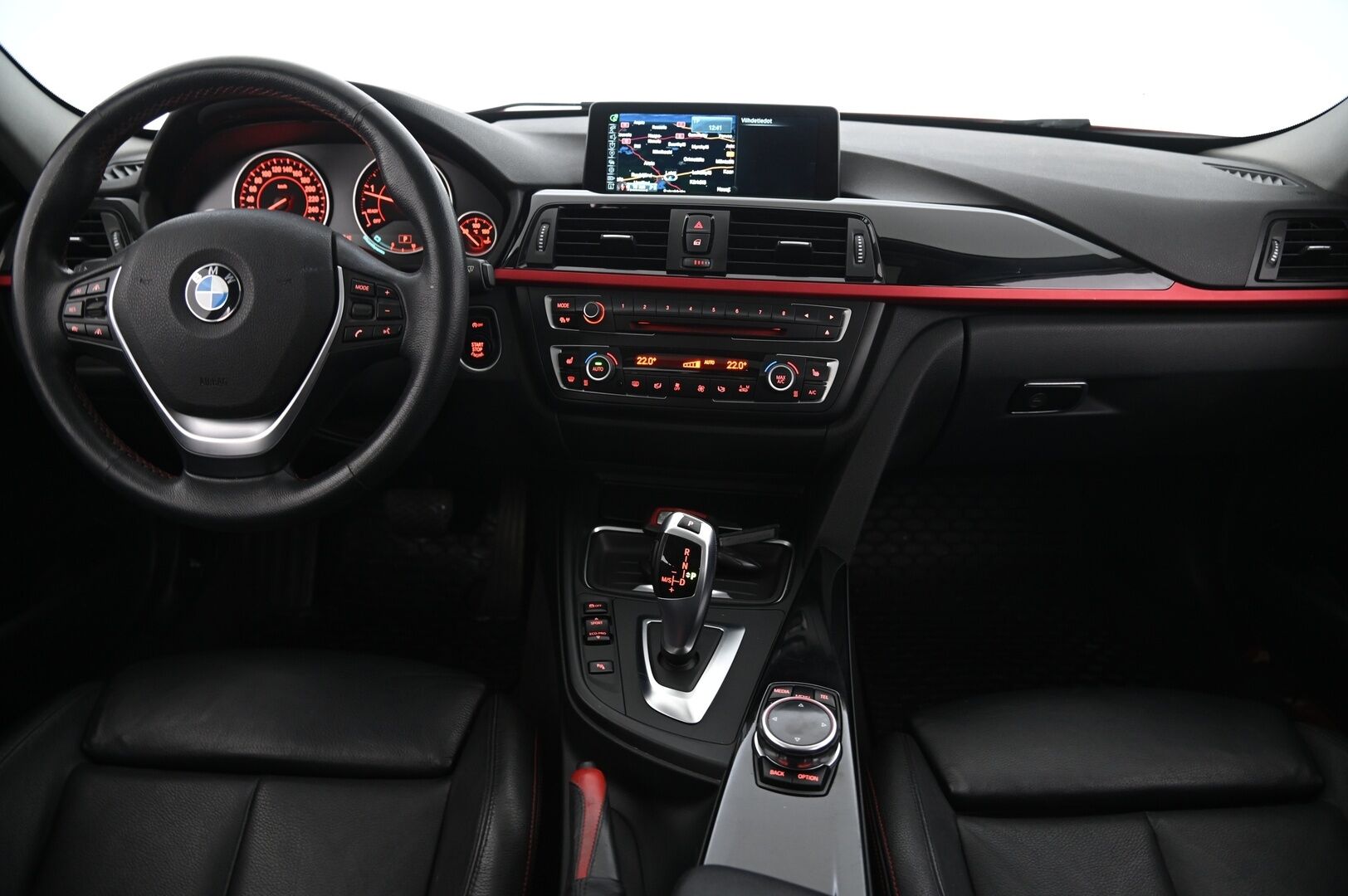 BMW 320 2014 F30 Sedan 320d TwinPower Turbo A xDrive Business *ACC/ Lasikattoluukku / Hifit / Koukku / P-kamera* - Juuri tullut / 2x vanteet ja renkaat / Suomi-auto*