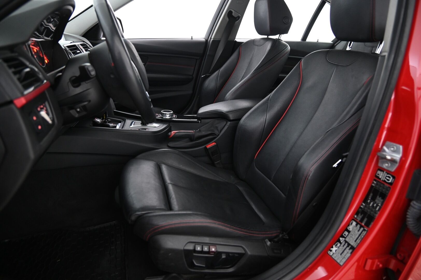 BMW 320 2014 F30 Sedan 320d TwinPower Turbo A xDrive Business *ACC/ Lasikattoluukku / Hifit / Koukku / P-kamera* - Juuri tullut / 2x vanteet ja renkaat / Suomi-auto*