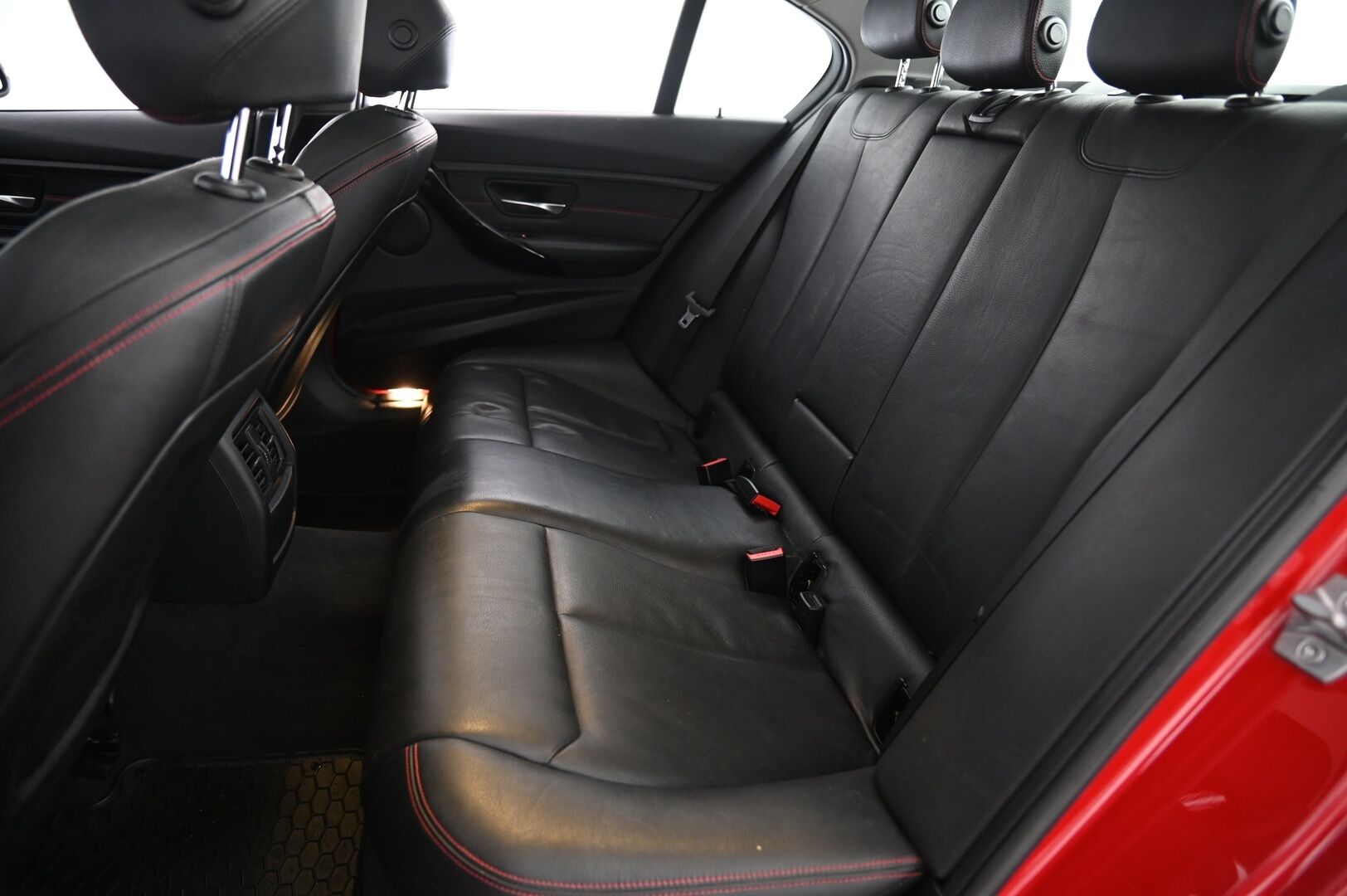 BMW 320 2014 F30 Sedan 320d TwinPower Turbo A xDrive Business *ACC/ Lasikattoluukku / Hifit / Koukku / P-kamera* - Juuri tullut / 2x vanteet ja renkaat / Suomi-auto*