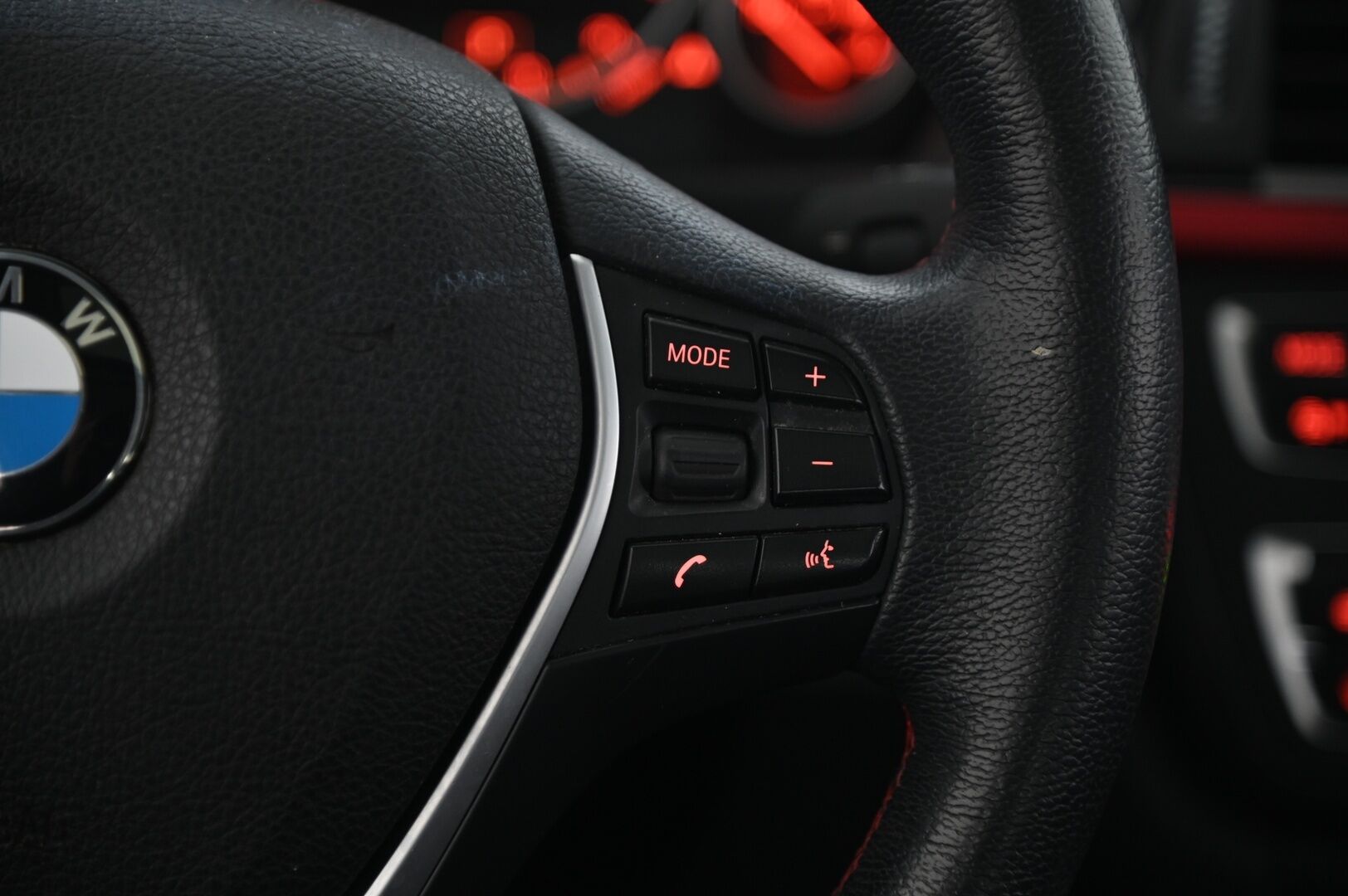 BMW 320 2014 F30 Sedan 320d TwinPower Turbo A xDrive Business *ACC/ Lasikattoluukku / Hifit / Koukku / P-kamera* - Juuri tullut / 2x vanteet ja renkaat / Suomi-auto*