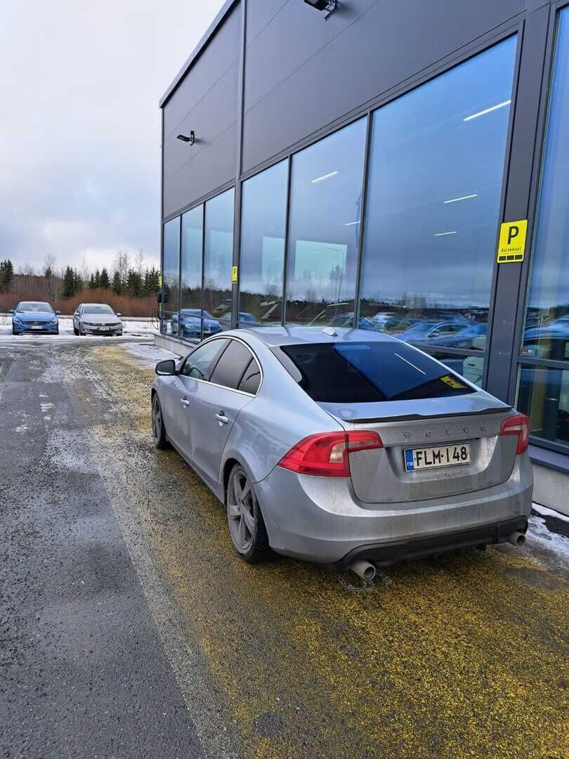 Volvo S60 2014 D4 Summum aut *Webasto / Puolinahat / Muistipenkki / Kamera / Bluetooth* - Juuri saapunut / Kahdet vanteet / Suomi-auto