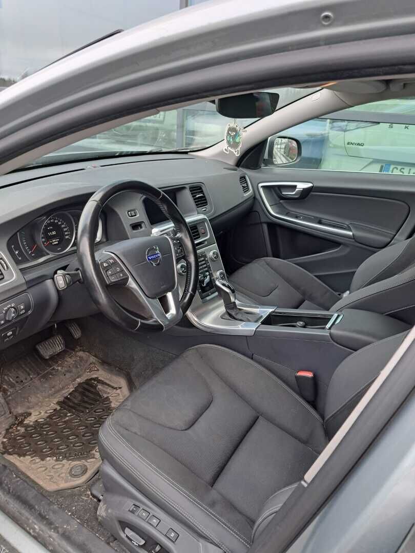 Volvo S60 2014 D4 Summum aut *Webasto / Puolinahat / Muistipenkki / Kamera / Bluetooth* - Juuri saapunut / Kahdet vanteet / Suomi-auto