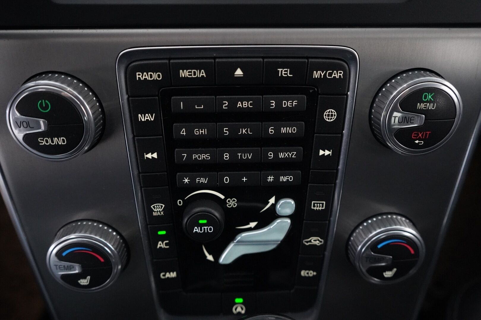 Volvo S60 2014 D4 Summum aut *Webasto / Puolinahat / Muistipenkki / Kamera / Bluetooth* - Juuri Huollettu / Kattavat huollot / Kahdet vanteet / Suomi-auto - HULLUT AVAJAISHULINAT KORKOTARJOUS 3,29 %