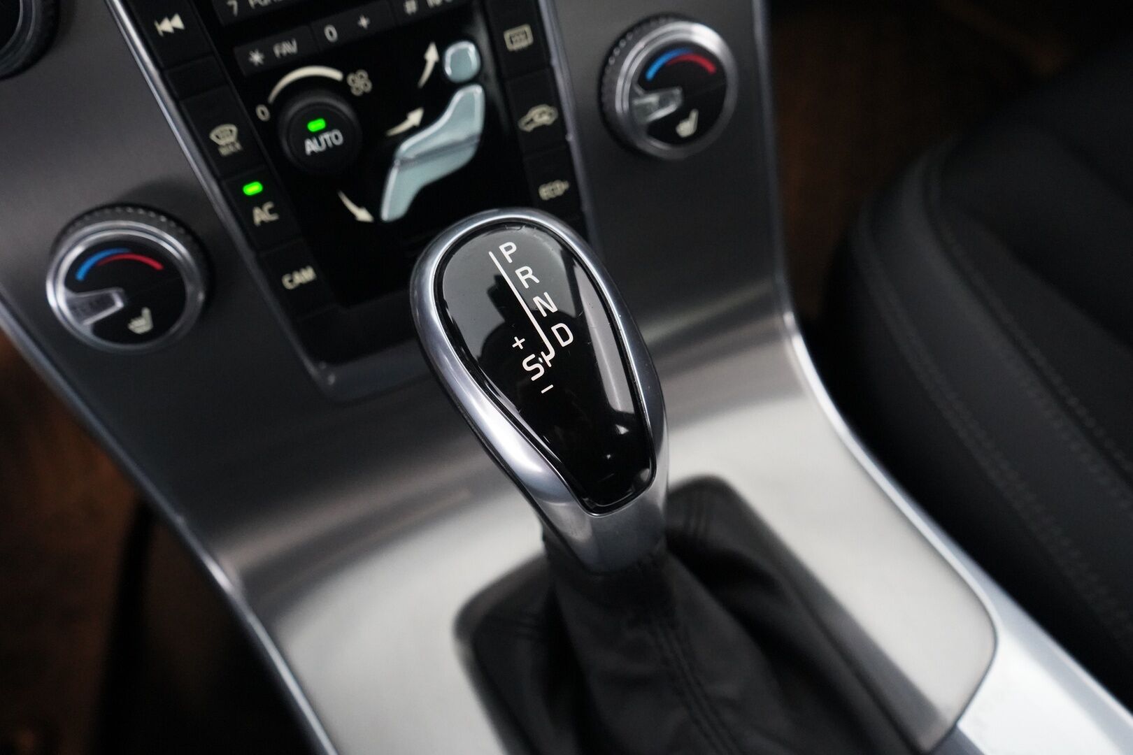 Volvo S60 2014 D4 Summum aut *Webasto / Puolinahat / Muistipenkki / Kamera / Bluetooth* - Juuri Huollettu / Kattavat huollot / Kahdet vanteet / Suomi-auto - HULLUT AVAJAISHULINAT KORKOTARJOUS 3,29 %