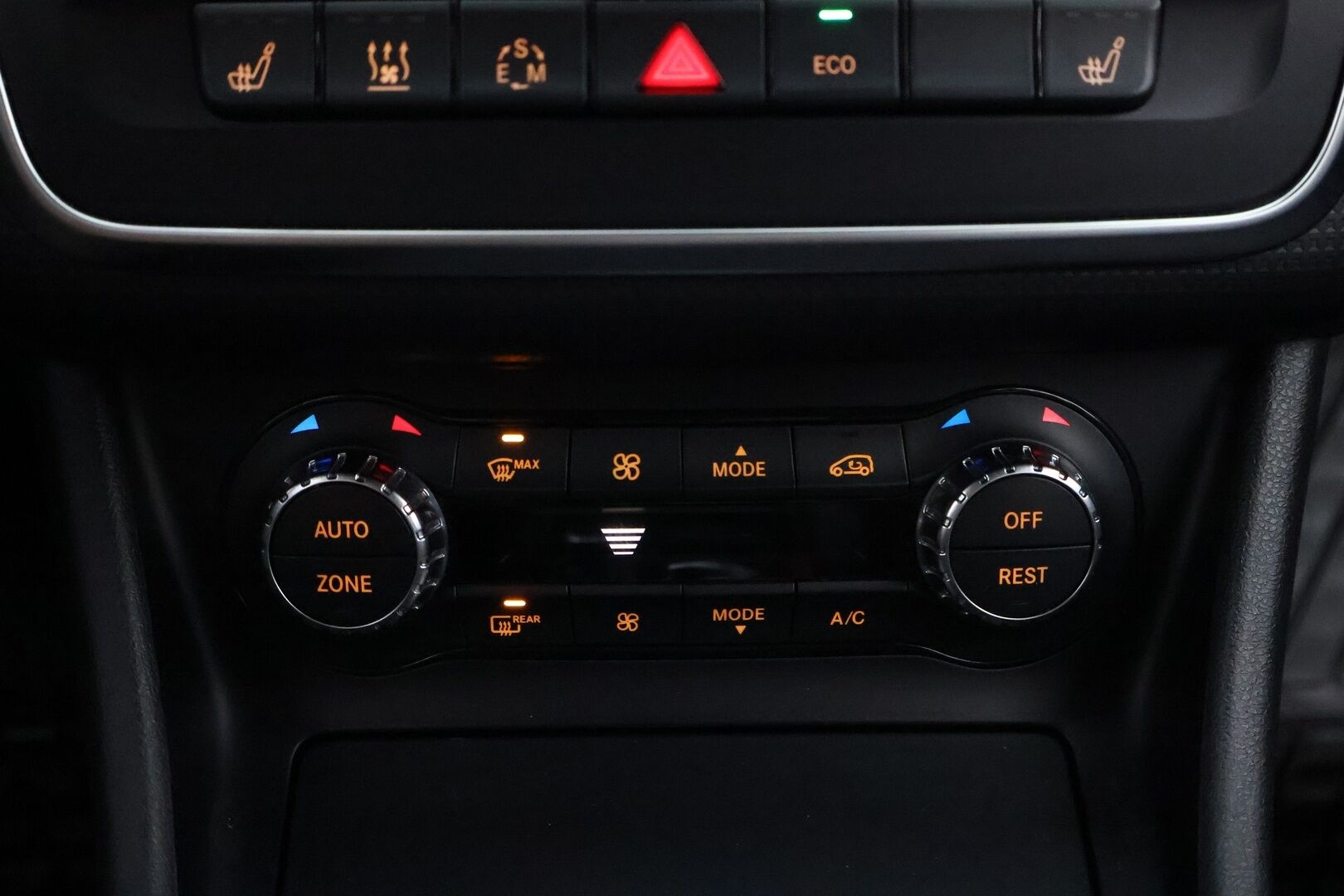 Mercedes-Benz A 2014 200 CDI A Premium Business - Suomiauto / Webasto / Peruutuskamera / Vetokoukku / Puolinahkasisusta / Vakkari / Bi-Xenon / Huippusiisti!