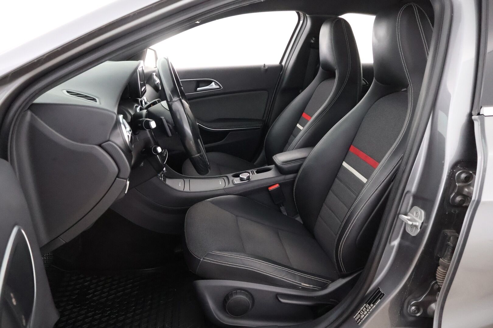 Mercedes-Benz A 2014 200 CDI A Premium Business - Suomiauto / Webasto / Peruutuskamera / Vetokoukku / Puolinahkasisusta / Vakkari / Bi-Xenon / Huippusiisti!