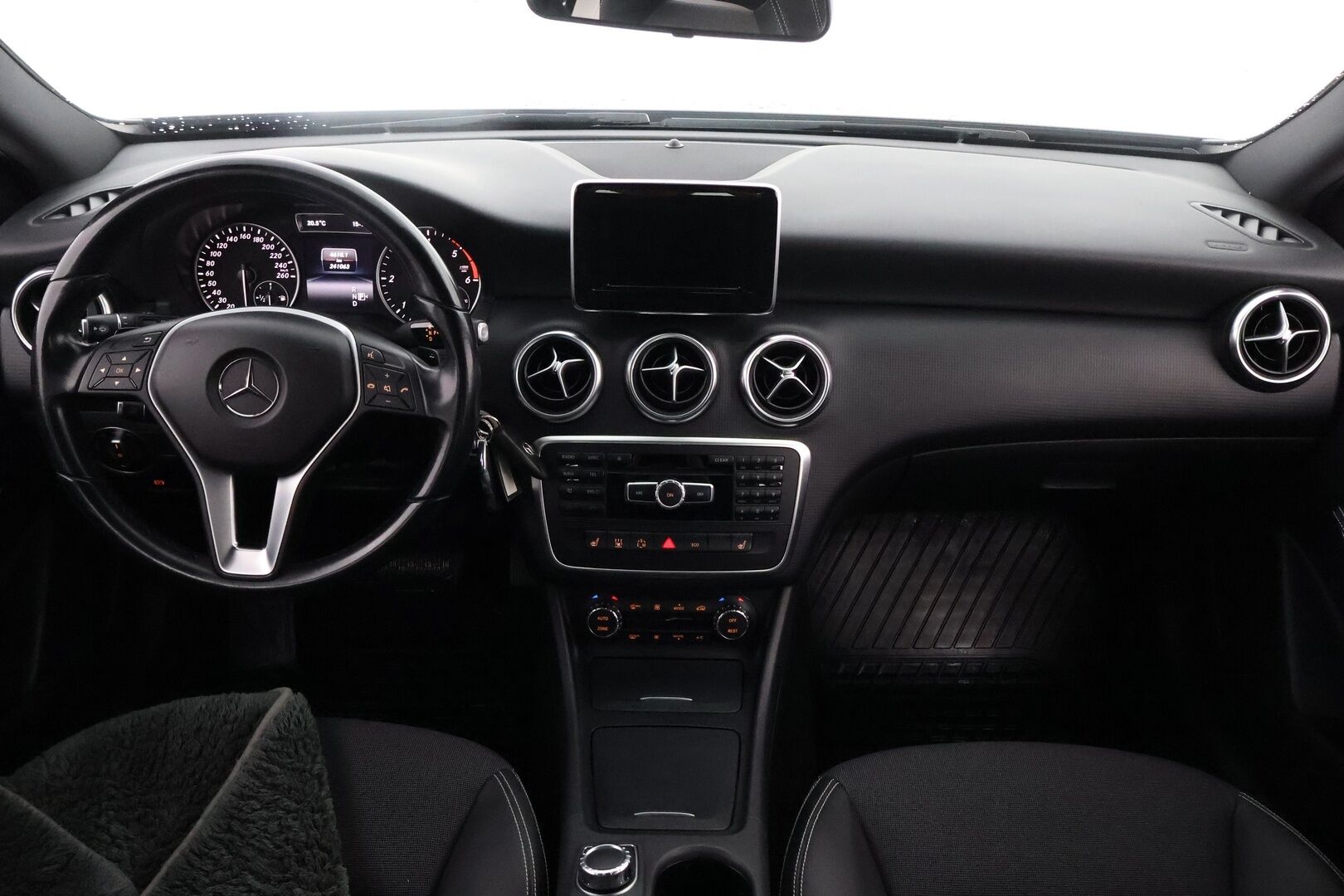 Mercedes-Benz A 2014 200 CDI A Premium Business - Suomiauto / Webasto / Peruutuskamera / Vetokoukku / Puolinahkasisusta / Vakkari / Bi-Xenon / Huippusiisti!