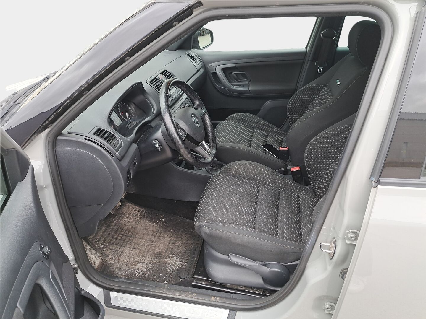 Skoda Fabia 2014 1,4 TSI RS DSG Autom. * Webasto / Urheiluistuimet / P.Tutka / Lohko&Sisäp. / Vakkari / Suomiauto / Näyttävä! * - Kahdet Renkaat Aluvantein / Huollettu ja Katsastettu! - HULLUT AVAJAISHULINAT KORKOTARJOUS 3,29 %