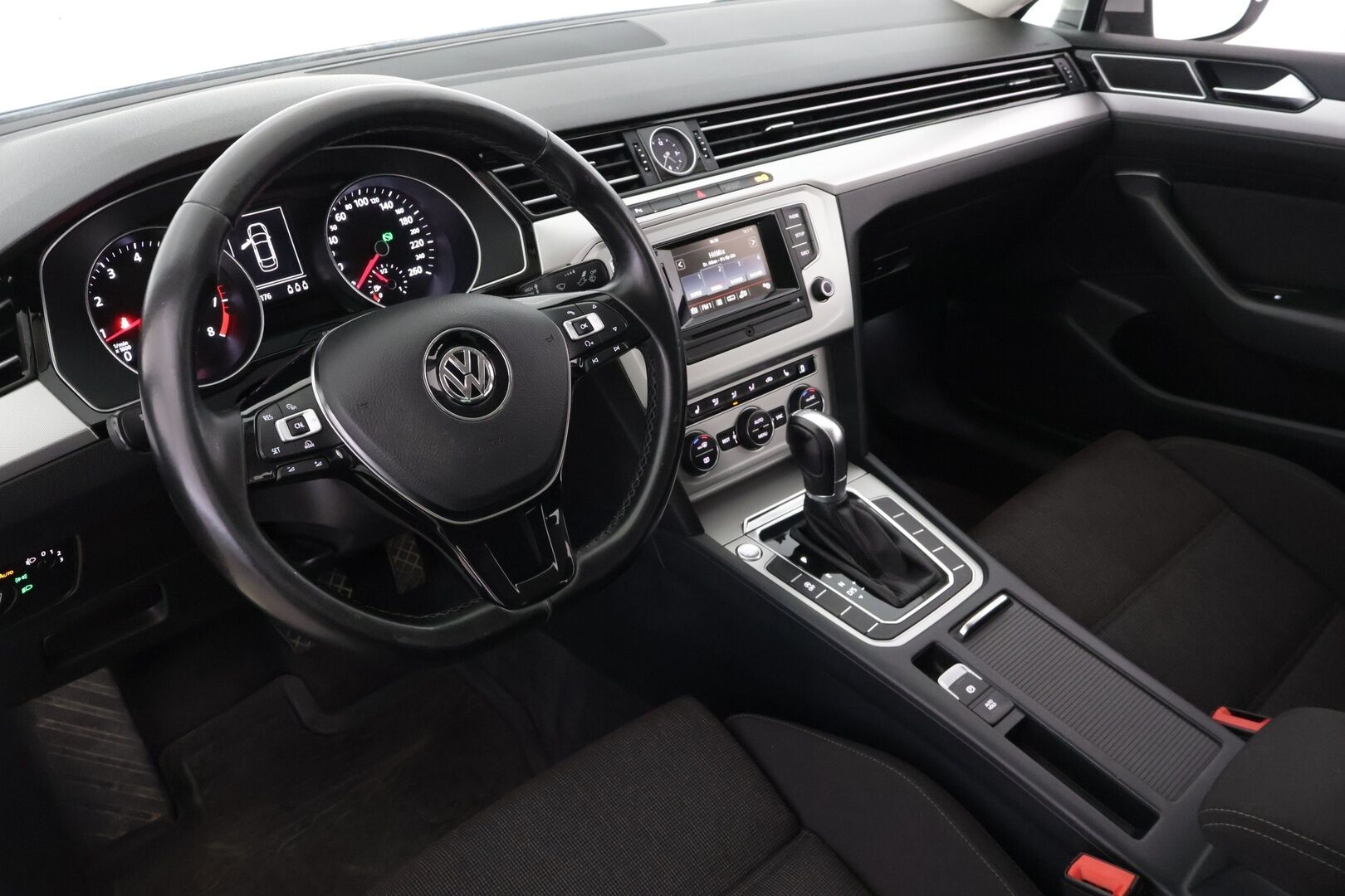 Volkswagen Passat 2015 Sedan Comfortline 1,4 TSI 110 kW (150 hv) ACT BlueMotion Technology DSG-aut / Vakkari / Koukku / Tutkat / - *JAKOHIHNA VAIHDETTU 201tkm* / Suomi-auto / Huoltokirja / 2x renkaat alumiinivanteilla