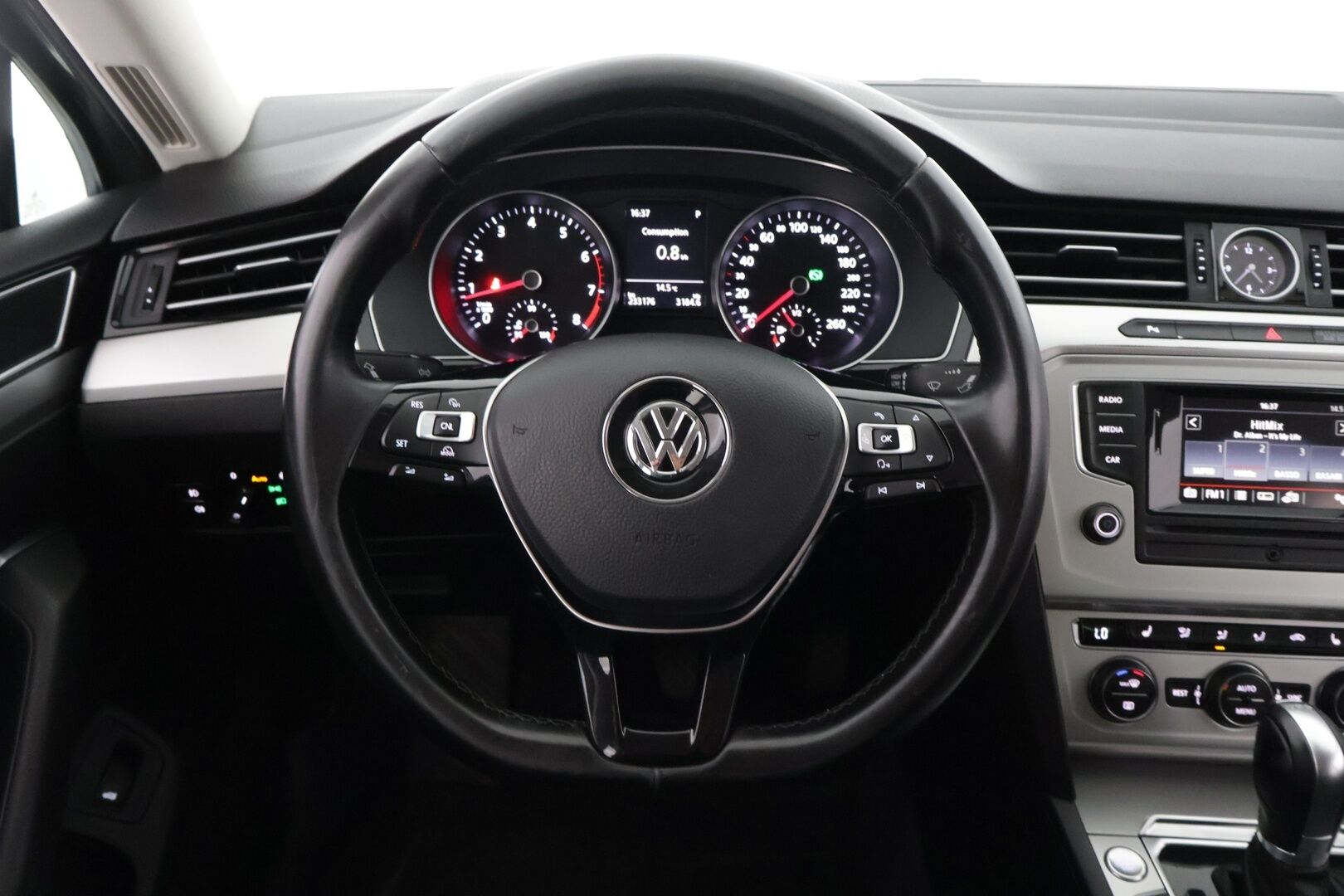 Volkswagen Passat 2015 Sedan Comfortline 1,4 TSI 110 kW (150 hv) ACT BlueMotion Technology DSG-aut / Vakkari / Koukku / Tutkat / - *JAKOHIHNA VAIHDETTU 201tkm* / Suomi-auto / Huoltokirja / 2x renkaat alumiinivanteilla