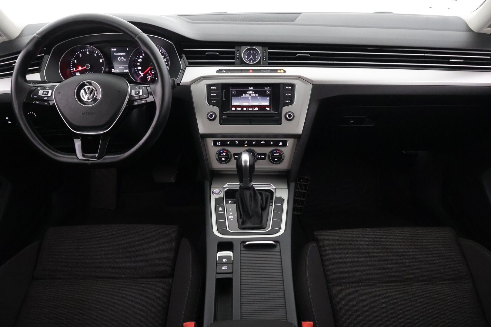 Volkswagen Passat 2015 Sedan Comfortline 1,4 TSI 110 kW (150 hv) ACT BlueMotion Technology DSG-aut / Vakkari / Koukku / Tutkat / - *JAKOHIHNA VAIHDETTU 201tkm* / Suomi-auto / Huoltokirja / 2x renkaat alumiinivanteilla