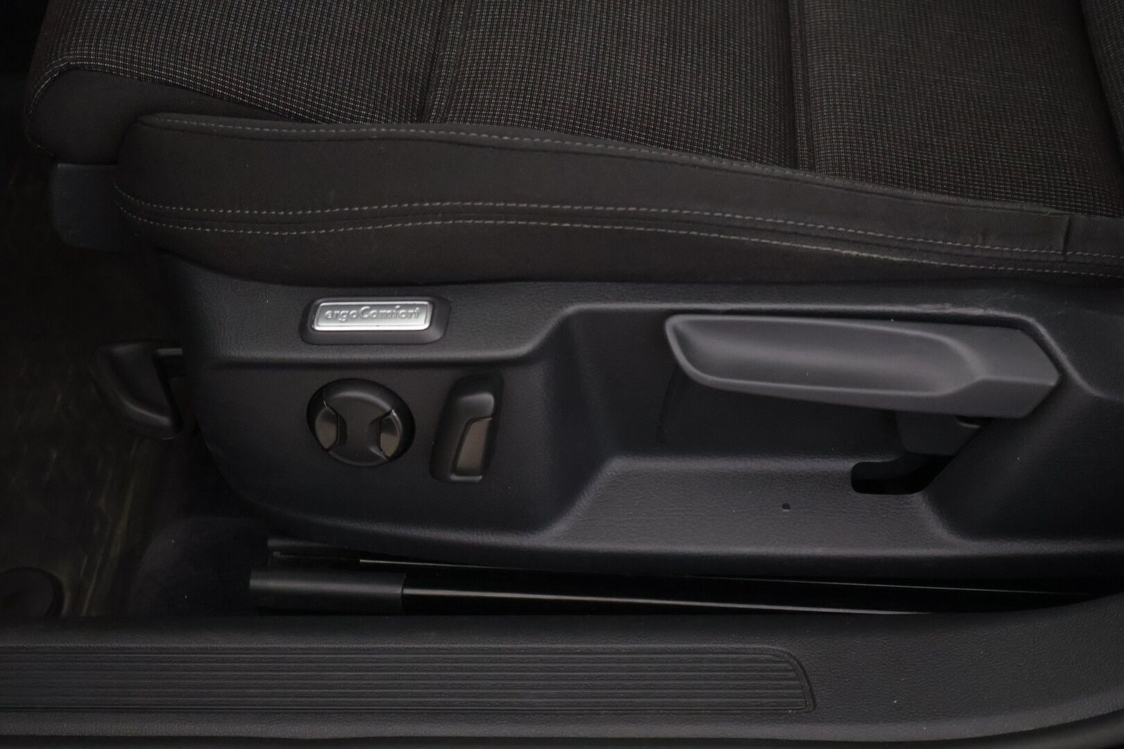 Volkswagen Passat 2015 Sedan Comfortline 1,4 TSI 110 kW (150 hv) ACT BlueMotion Technology DSG-aut / Vakkari / Koukku / Tutkat / - *JAKOHIHNA VAIHDETTU 201tkm* / Suomi-auto / Huoltokirja / 2x renkaat alumiinivanteilla