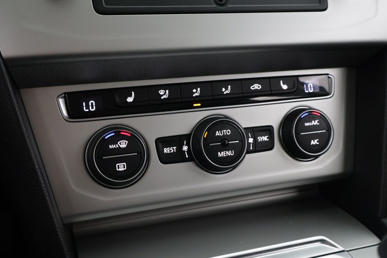 Volkswagen Passat 2015 Sedan Comfortline 1,4 TSI 110 kW (150 hv) ACT BlueMotion Technology DSG-aut / Vakkari / Koukku / Tutkat / - *JAKOHIHNA VAIHDETTU 201tkm* / Suomi-auto / Huoltokirja / 2x renkaat alumiinivanteilla