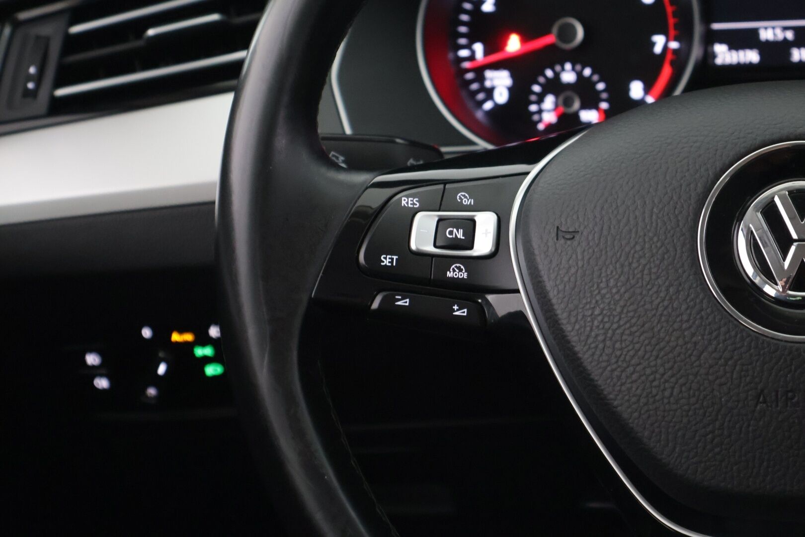 Volkswagen Passat 2015 Sedan Comfortline 1,4 TSI 110 kW (150 hv) ACT BlueMotion Technology DSG-aut / Vakkari / Koukku / Tutkat / - *JAKOHIHNA VAIHDETTU 201tkm* / Suomi-auto / Huoltokirja / 2x renkaat alumiinivanteilla