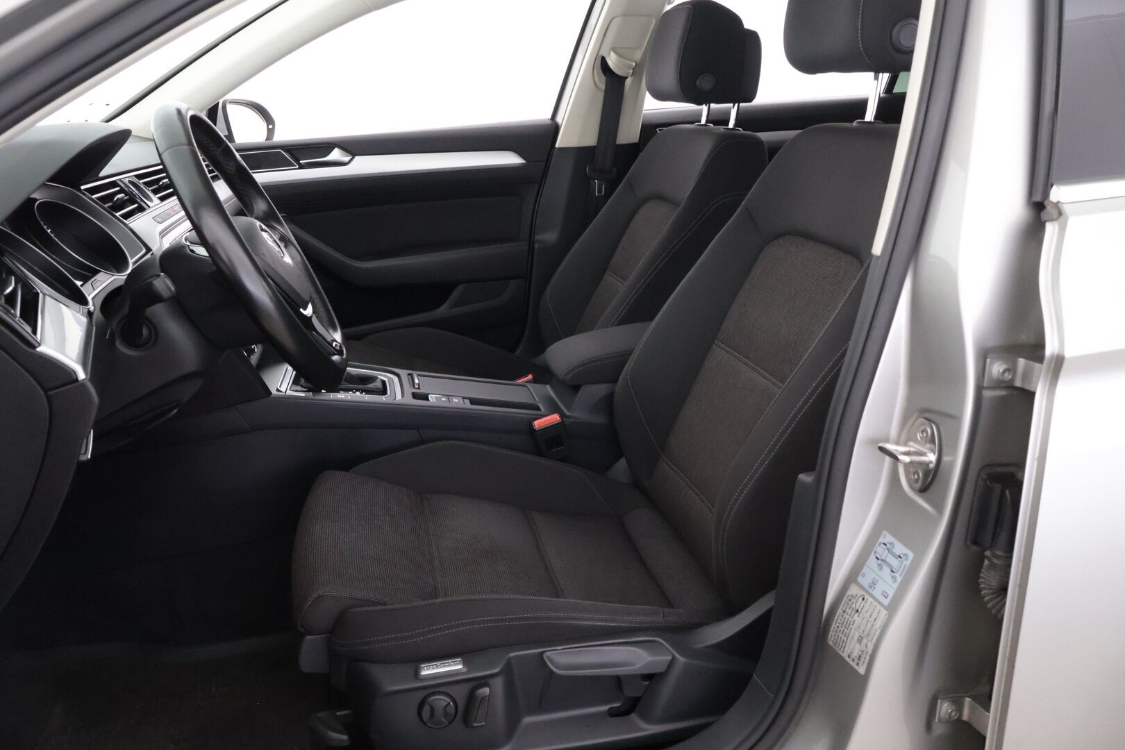 Volkswagen Passat 2015 Sedan Comfortline 1,4 TSI 110 kW (150 hv) ACT BlueMotion Technology DSG-aut / Vakkari / Koukku / Tutkat / - *JAKOHIHNA VAIHDETTU 201tkm* / Suomi-auto / Huoltokirja / 2x renkaat alumiinivanteilla