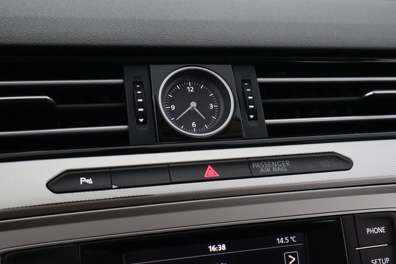 Volkswagen Passat 2015 Sedan Comfortline 1,4 TSI 110 kW (150 hv) ACT BlueMotion Technology DSG-aut / Vakkari / Koukku / Tutkat / - *JAKOHIHNA VAIHDETTU 201tkm* / Suomi-auto / Huoltokirja / 2x renkaat alumiinivanteilla