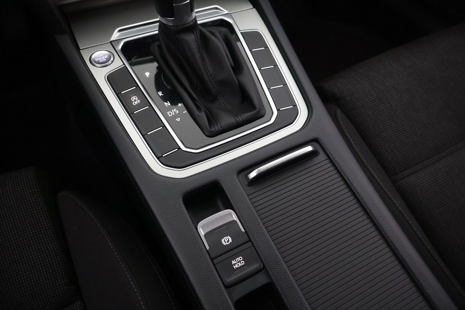 Volkswagen Passat 2015 Sedan Comfortline 1,4 TSI 110 kW (150 hv) ACT BlueMotion Technology DSG-aut / Vakkari / Koukku / Tutkat / - *JAKOHIHNA VAIHDETTU 201tkm* / Suomi-auto / Huoltokirja / 2x renkaat alumiinivanteilla