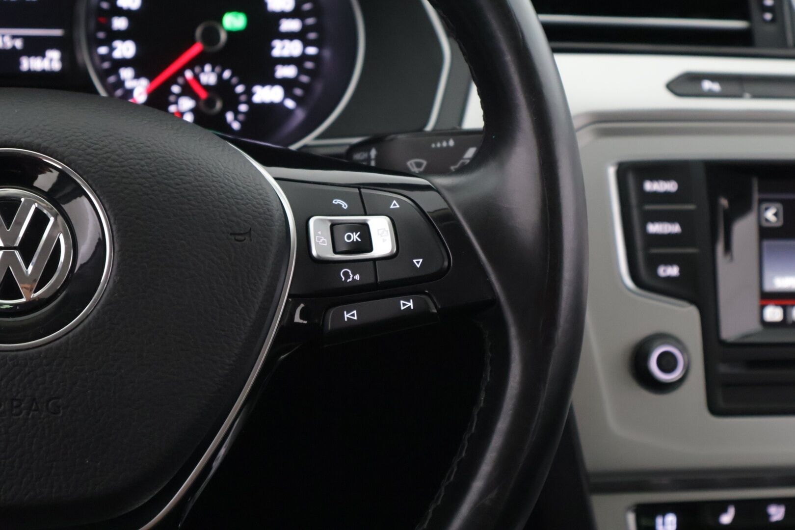 Volkswagen Passat 2015 Sedan Comfortline 1,4 TSI 110 kW (150 hv) ACT BlueMotion Technology DSG-aut / Vakkari / Koukku / Tutkat / - *JAKOHIHNA VAIHDETTU 201tkm* / Suomi-auto / Huoltokirja / 2x renkaat alumiinivanteilla