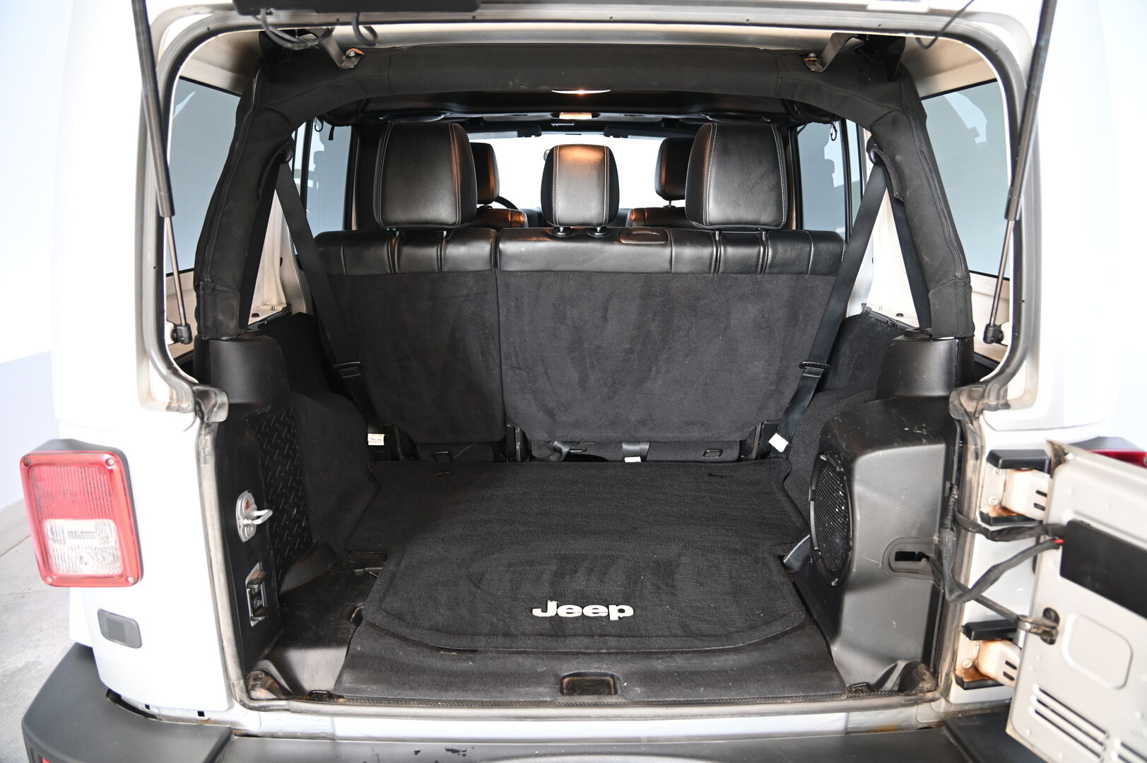 Jeep Wrangler 2012 Unlimited 2,8 CRD *Vetokoukku / Nahkasisusta / Vakkari / Infinity Premium Audio / Navi* - 3,99 % KORKOTARJOUS TÄHÄN AUTOON 31.8. ASTI! - Korotettu / Aito maastokuningas!*